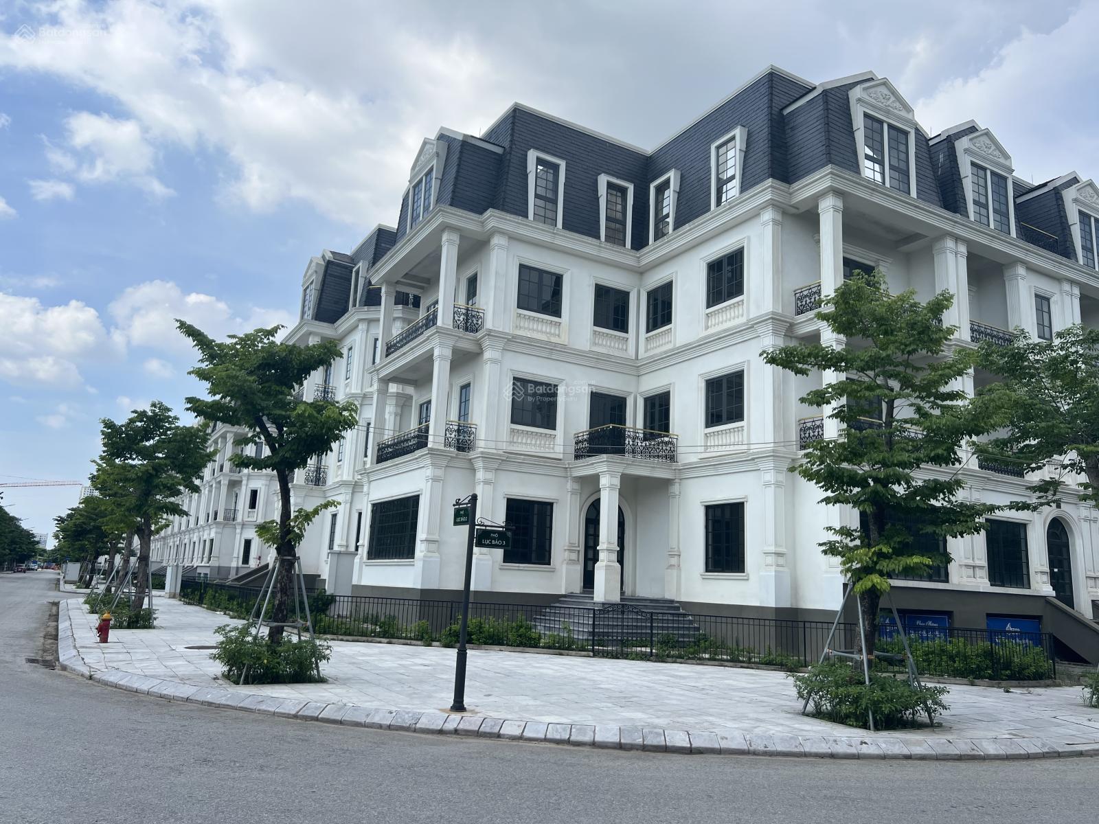 Chính chủ bán gấp trong tuần. Căn mặt ngoài xây 4 tầng nổi, 1 tầng hầm. Giá 38,5 tỷ. Bao toàn dự án