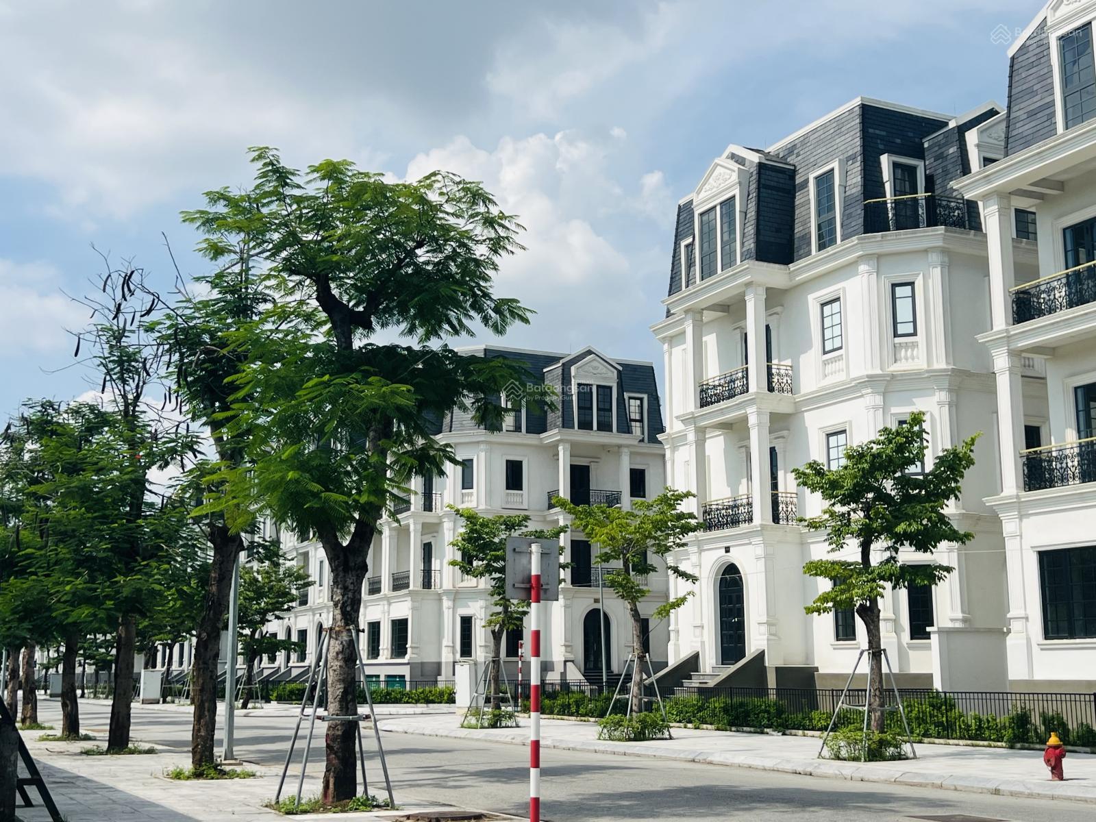 Chính chủ bán gấp trong tuần. Căn mặt ngoài xây 4 tầng nổi, 1 tầng hầm. Giá 38,5 tỷ. Bao toàn dự án