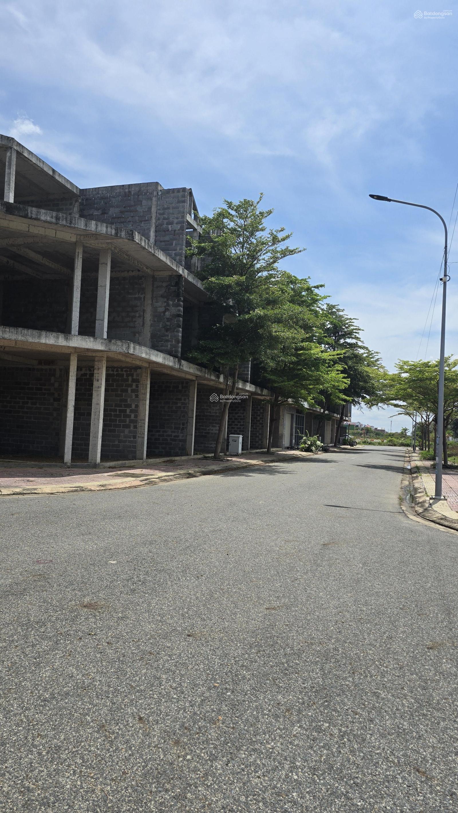 Bán nhà khung thô dự án Tây 3/2 đường Hàng Điều cách biển 1.6km hướng Đông Nam mát mẻ