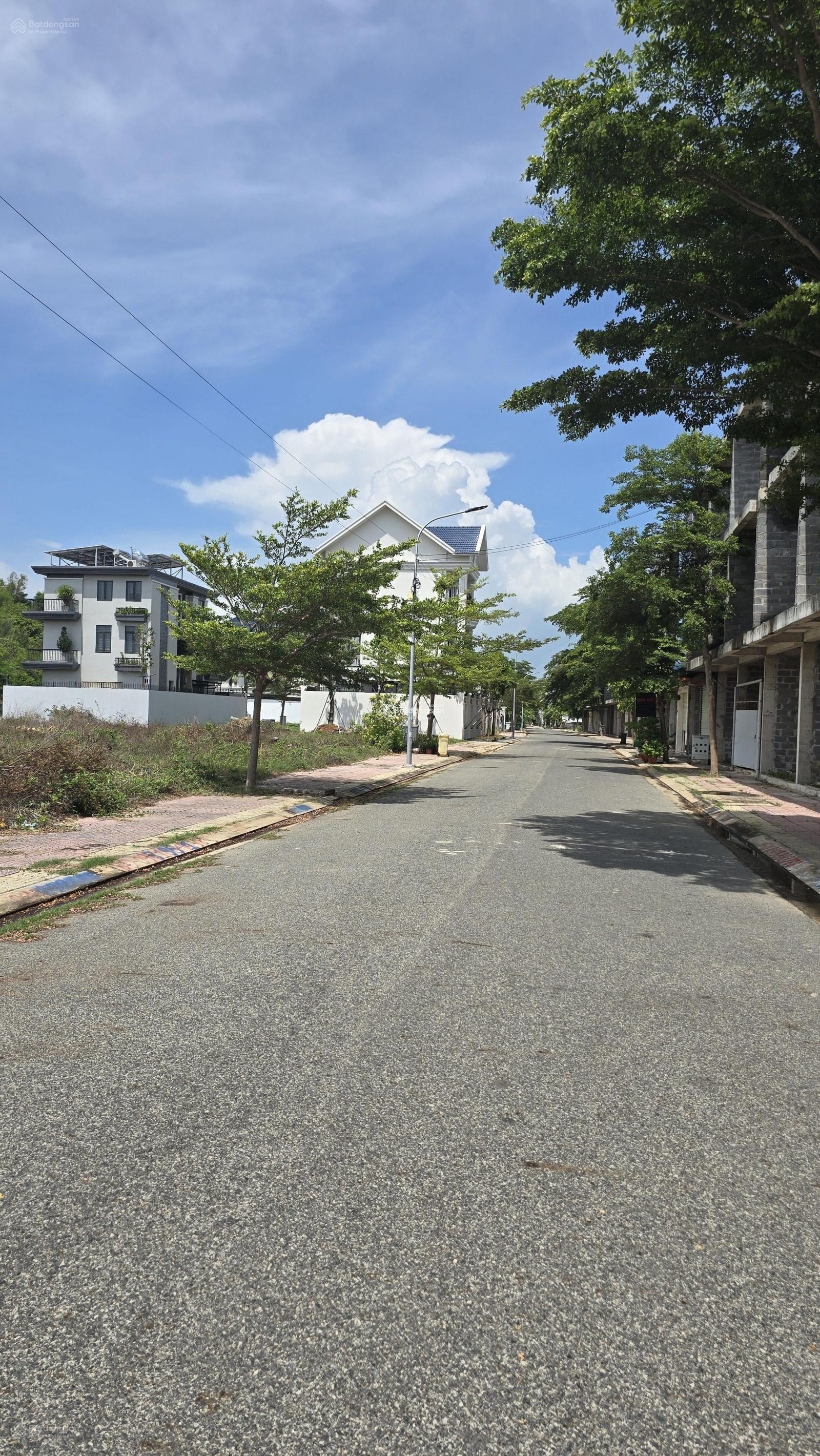 Bán nhà khung thô dự án Tây 3/2 đường Hàng Điều cách biển 1.6km hướng Đông Nam mát mẻ