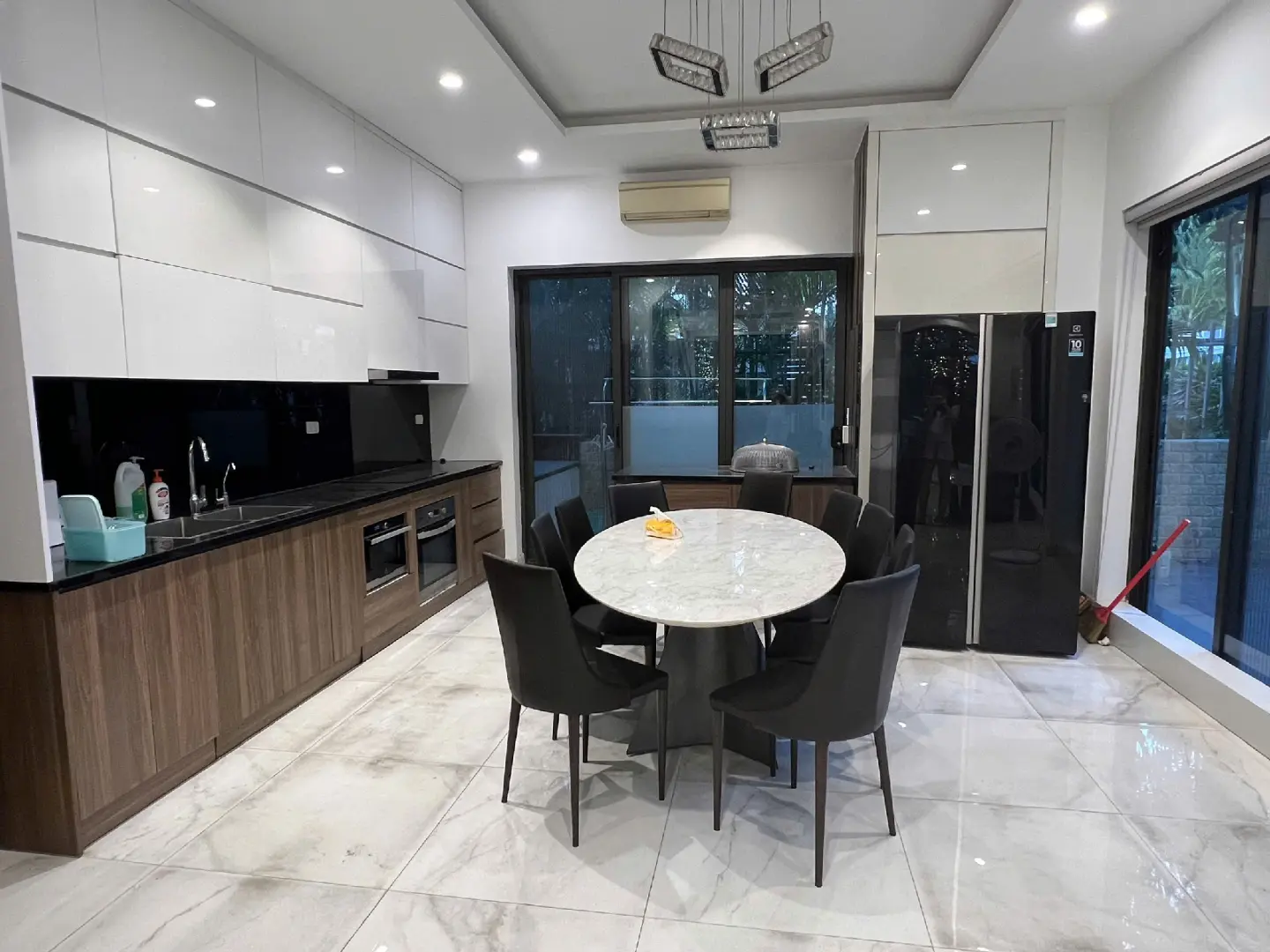 Gửi bán biệt thự 175m2 Đông Nam, gần hồ, bể bơi giá chỉ 180 triệu/m2