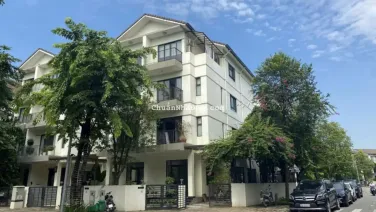 Gửi bán biệt thự 175m2 Đông Nam, gần hồ, bể bơi giá chỉ 180 triệu/m2