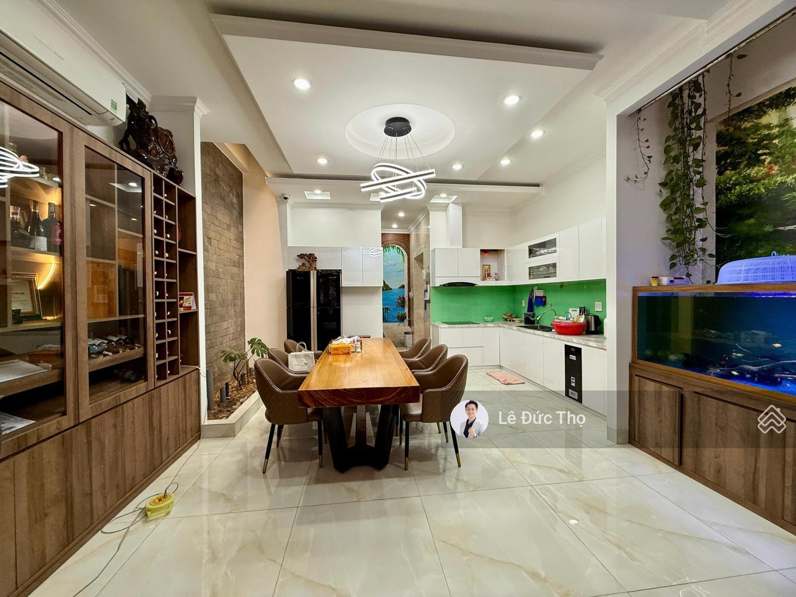 Bán nhà đẹp 5 tầng có thang máy hẻm ô tô 95 Bạch Đằng, ngay trung tâm, gần biển. Giá hạ 10,5 tỷ