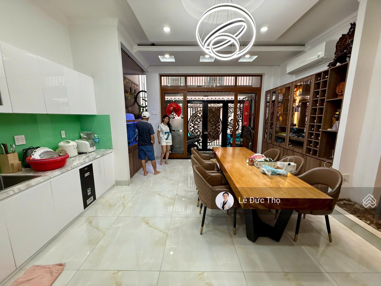 Bán nhà đẹp 5 tầng có thang máy hẻm ô tô 95 Bạch Đằng, ngay trung tâm, gần biển. Giá hạ 10,5 tỷ