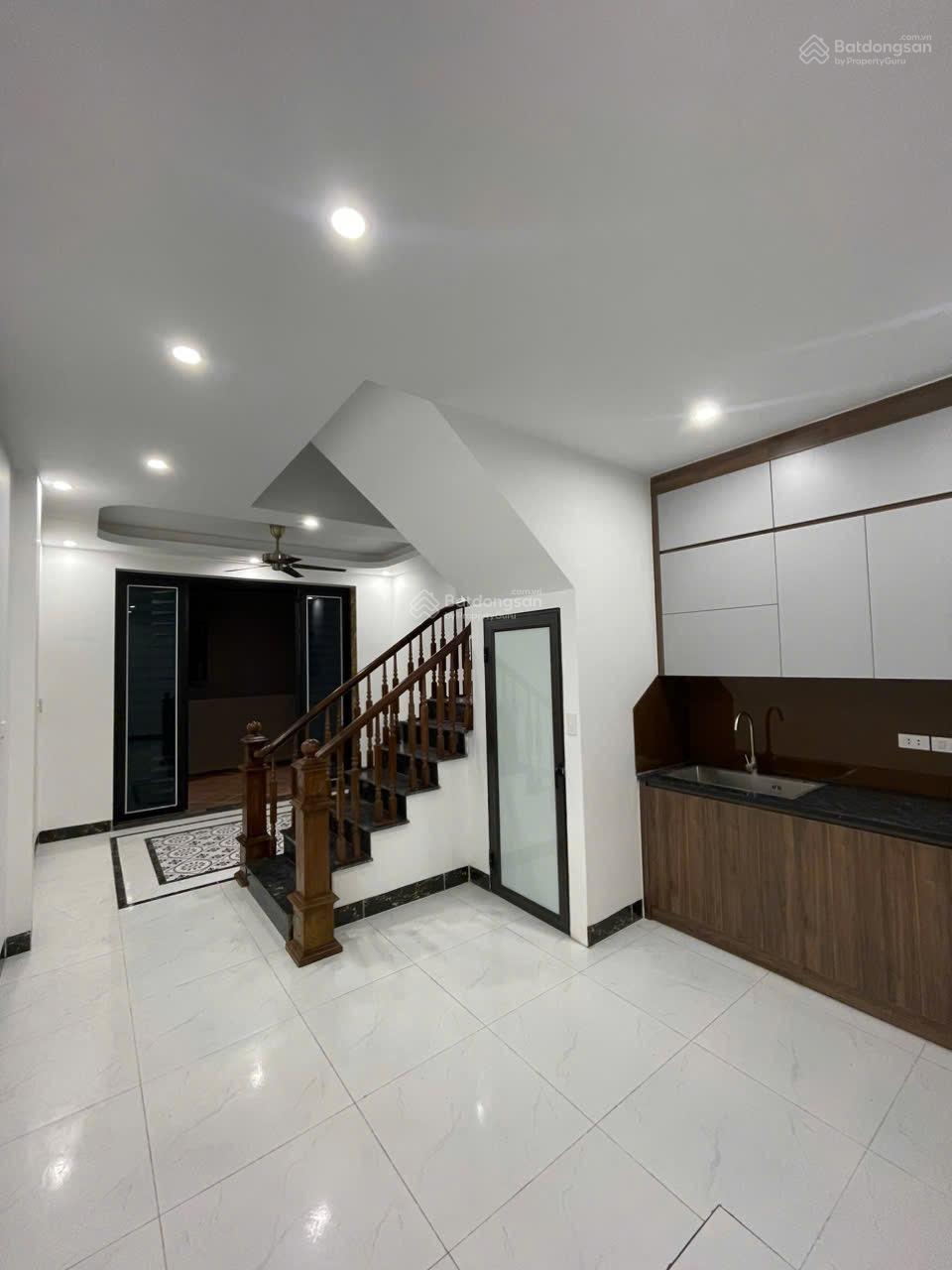 Bán nhà 32m2 giá 2tỷ780tr ô tô cạnh nhà, không quy hoạch, không lỗi phong thủy, sổ đỏ chuẩn