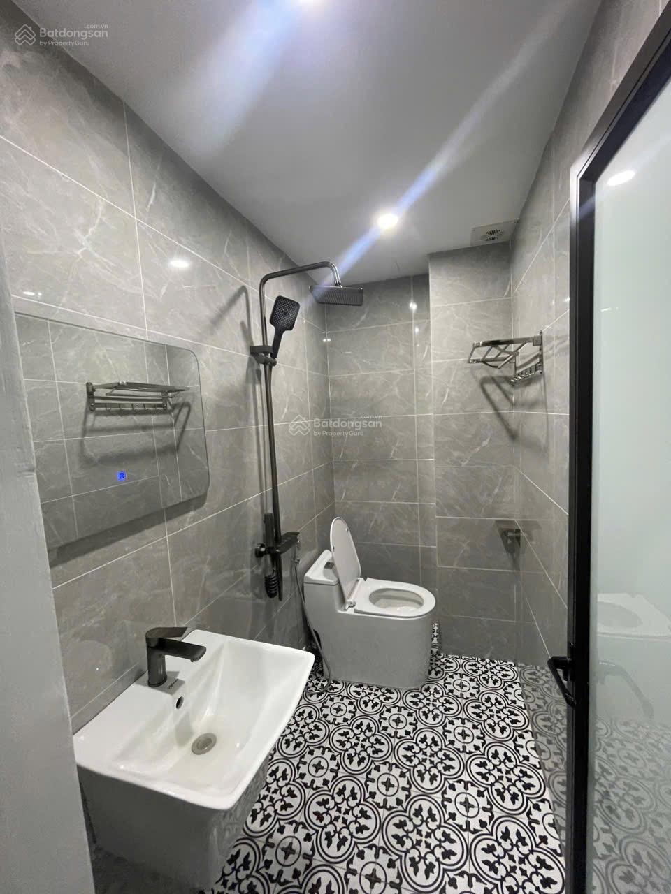 Bán nhà 32m2 giá 2tỷ780tr ô tô cạnh nhà, không quy hoạch, không lỗi phong thủy, sổ đỏ chuẩn