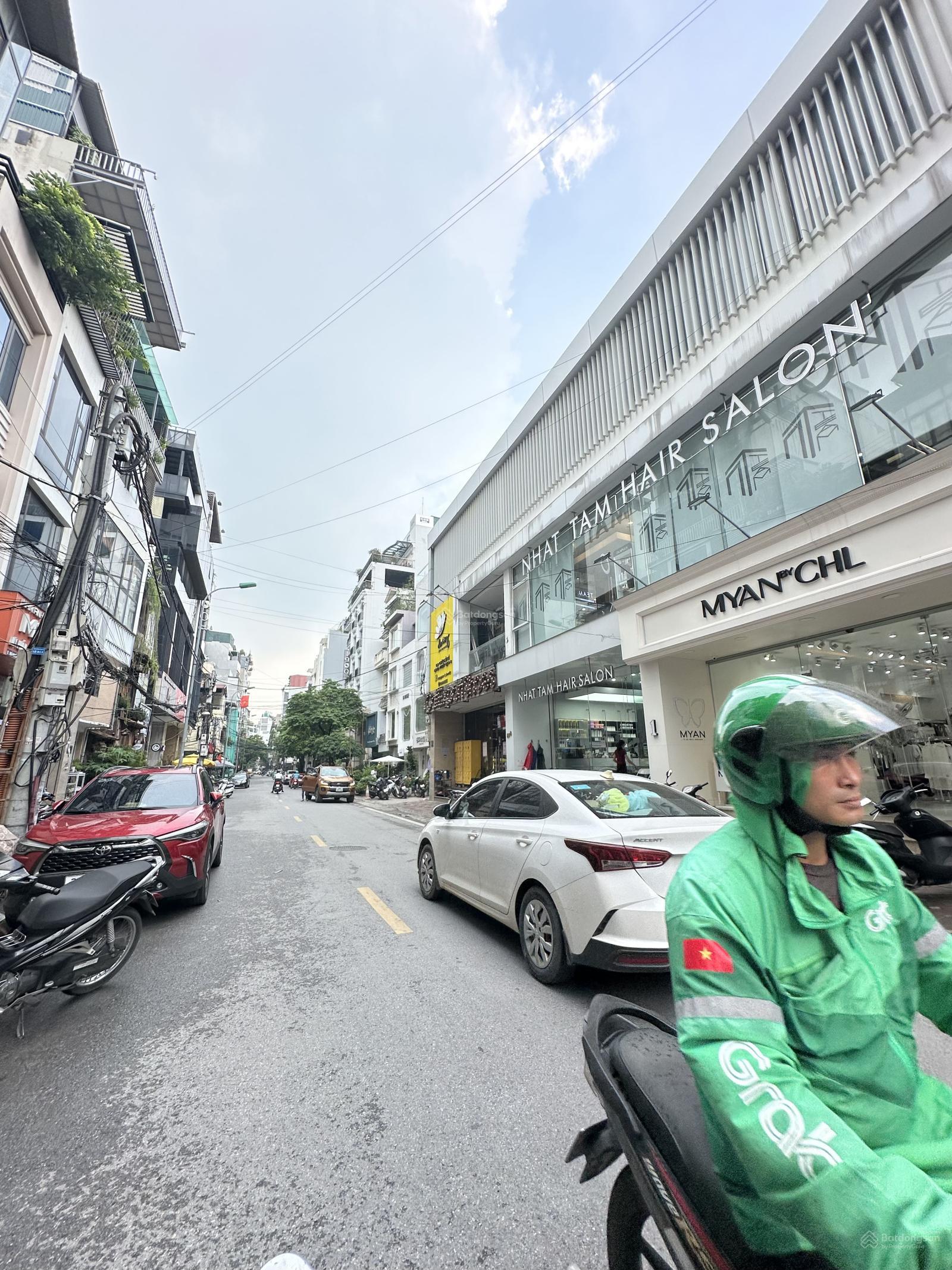 Bán nhà MP Hoàng Cầu-Nguyễn Hy Quang, vỉa hè, không quy hoạch, không lỗi, 45m2 x MT 4m chỉ 25. Xtỷ