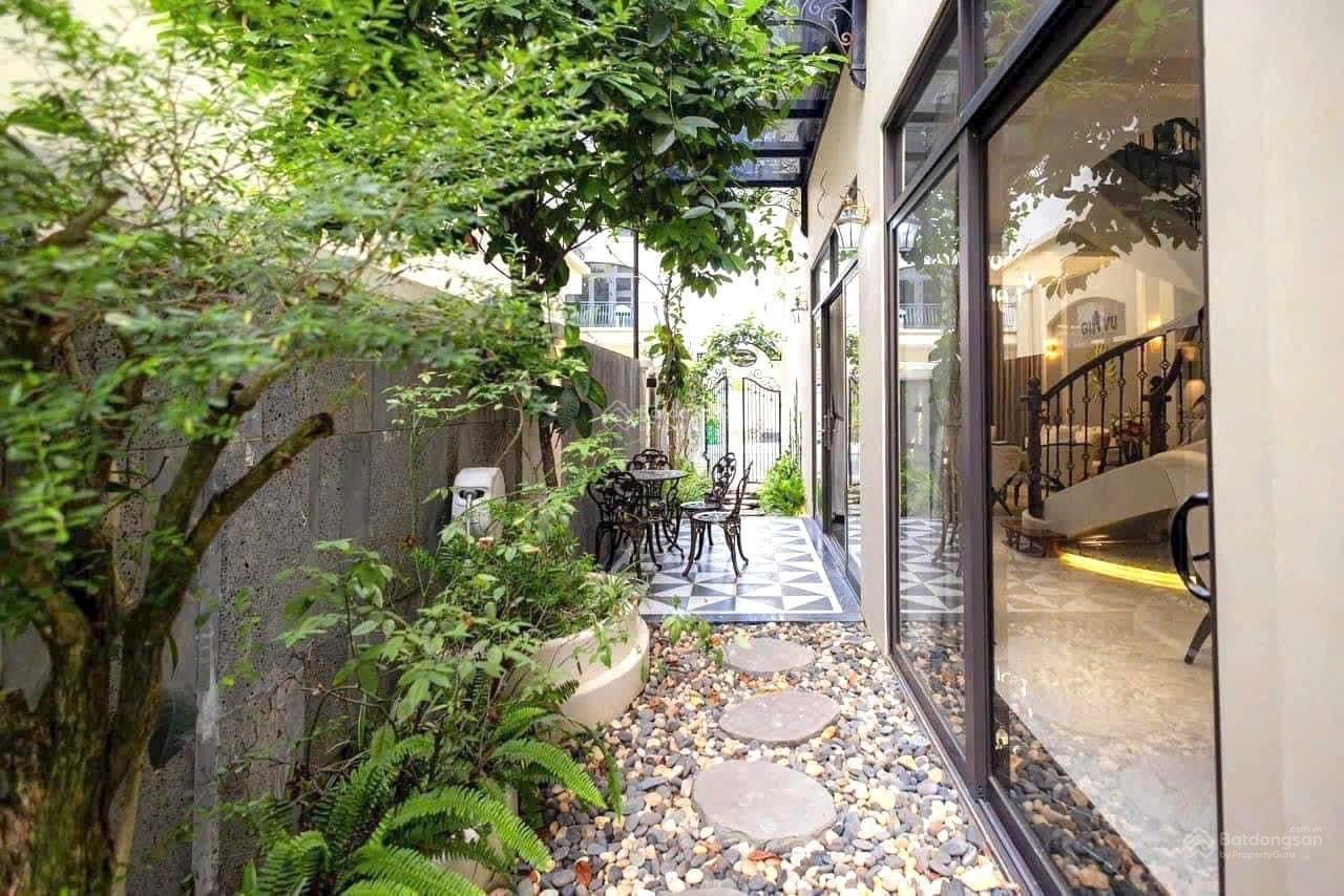 Bán gấp căn xẻ khe sẵn sổ đỏ giá chỉ hơn 10 tỷ