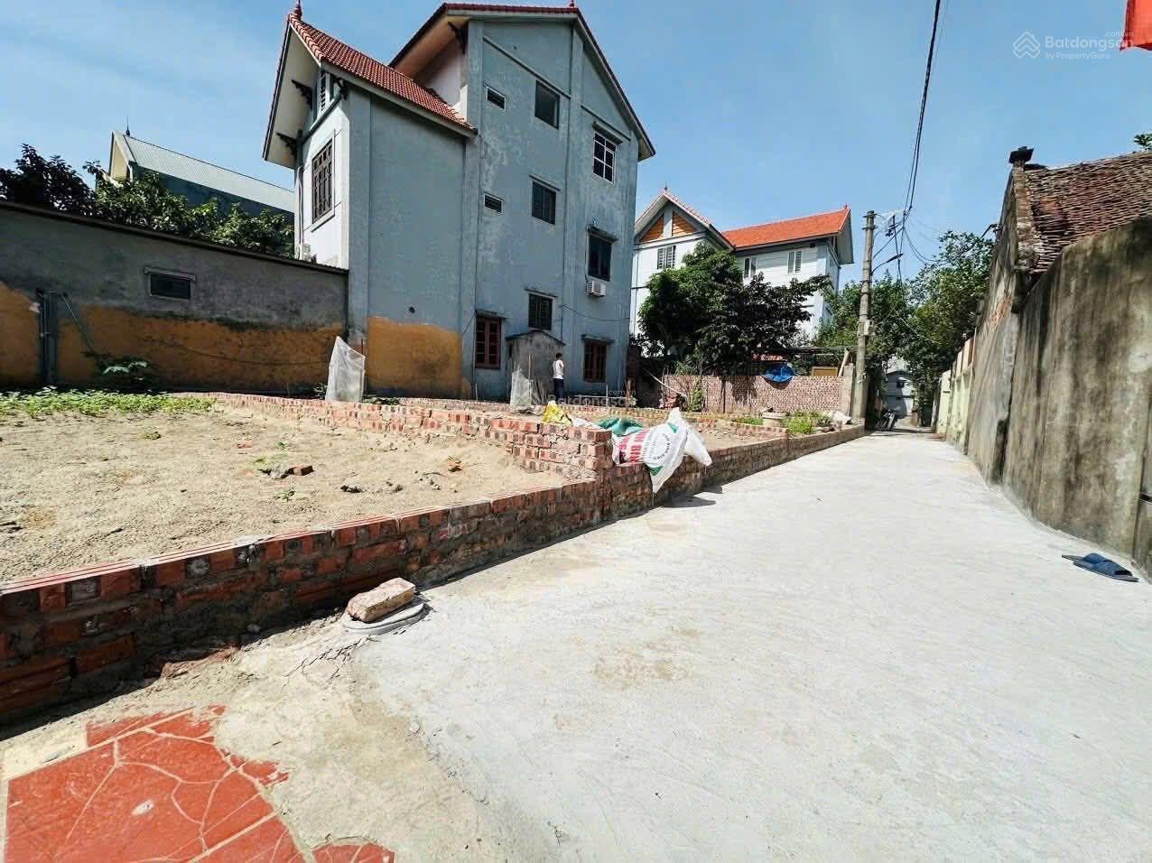 Trung tâm Dục Tú, ngõ công nông ô tô vào đất. An cư xây nhà quá đẹp, DT 45m2, MT hậu 4m Trung tâm Dục Tú, ngõ công nông ô tô vào đất. An cư xây nhà quá đẹp, DT 45m2, MT hậu 4m