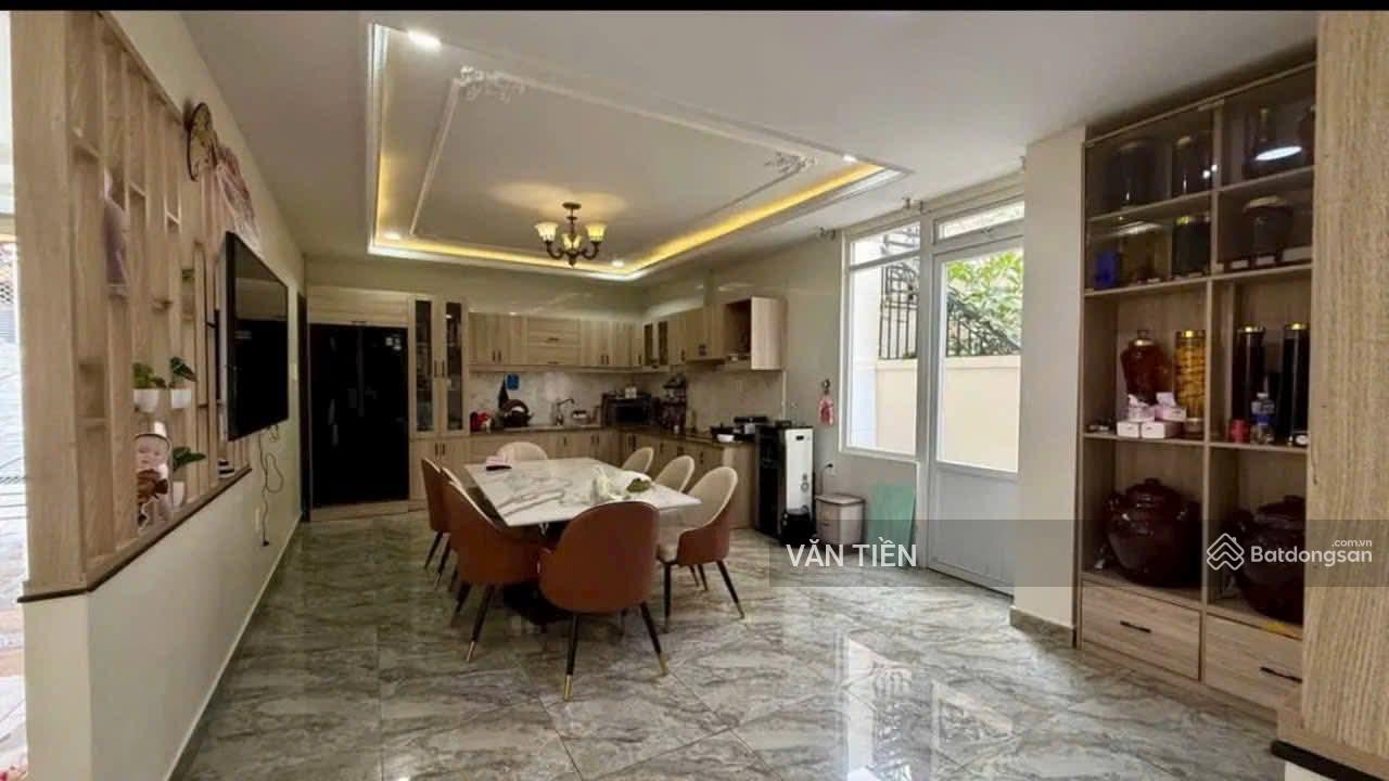 BÁN BIỆT THỰ ĐẸP ĐƯỜNG OTO HÙNG VƯƠNG, PHƯỜNG 09, TP ĐÀ LẠT. DT: 200 M2 ,GIÁ: 18 TỶ.LH: 0967 668 ***