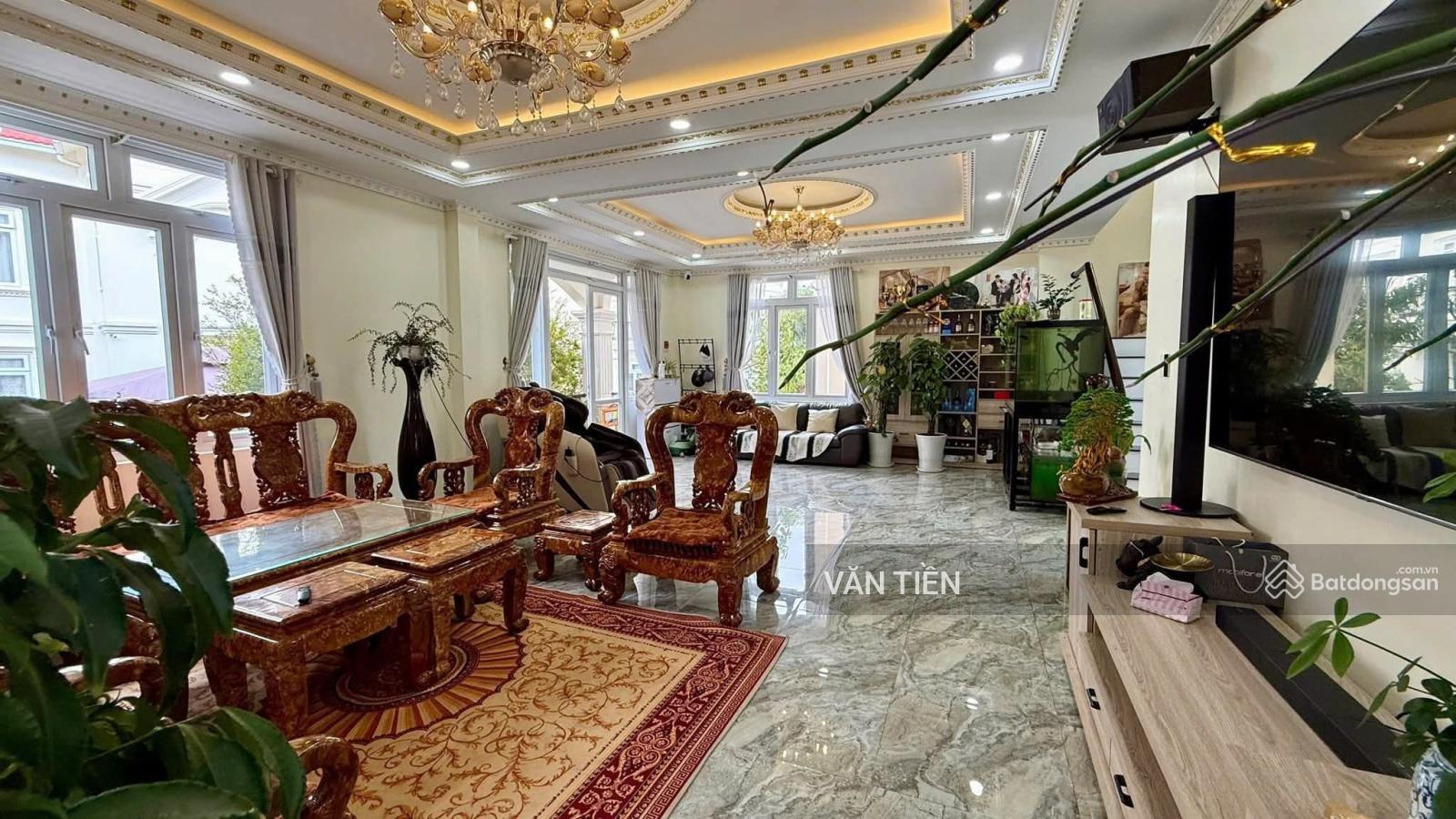BÁN BIỆT THỰ ĐẸP ĐƯỜNG OTO HÙNG VƯƠNG, PHƯỜNG 09, TP ĐÀ LẠT. DT: 200 M2 ,GIÁ: 18 TỶ.LH: 0967 668 ***