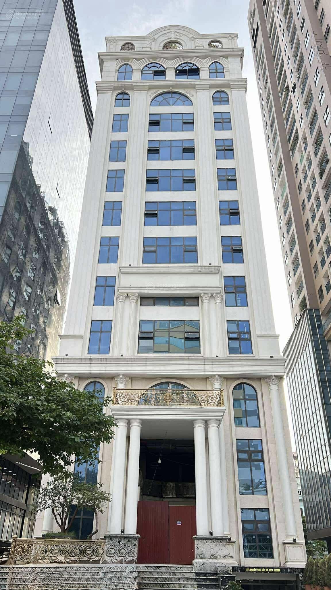 Bán toà nhà tổ hợp nhà hàng & KS đẳng cấp nhất Cầu Giấy - lô góc 4 mặt thoáng. 600m2 - giá 525 tỷ