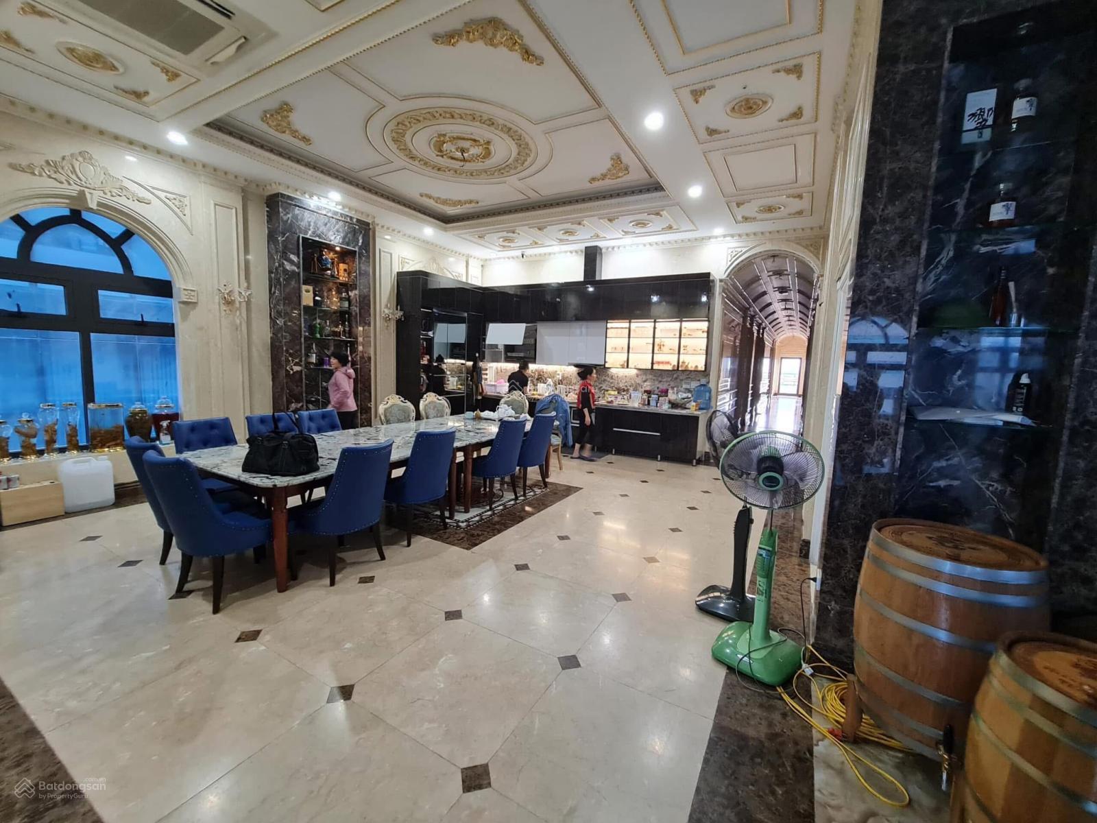 Bán toà nhà tổ hợp nhà hàng & KS đẳng cấp nhất Cầu Giấy - lô góc 4 mặt thoáng. 600m2 - giá 525 tỷ