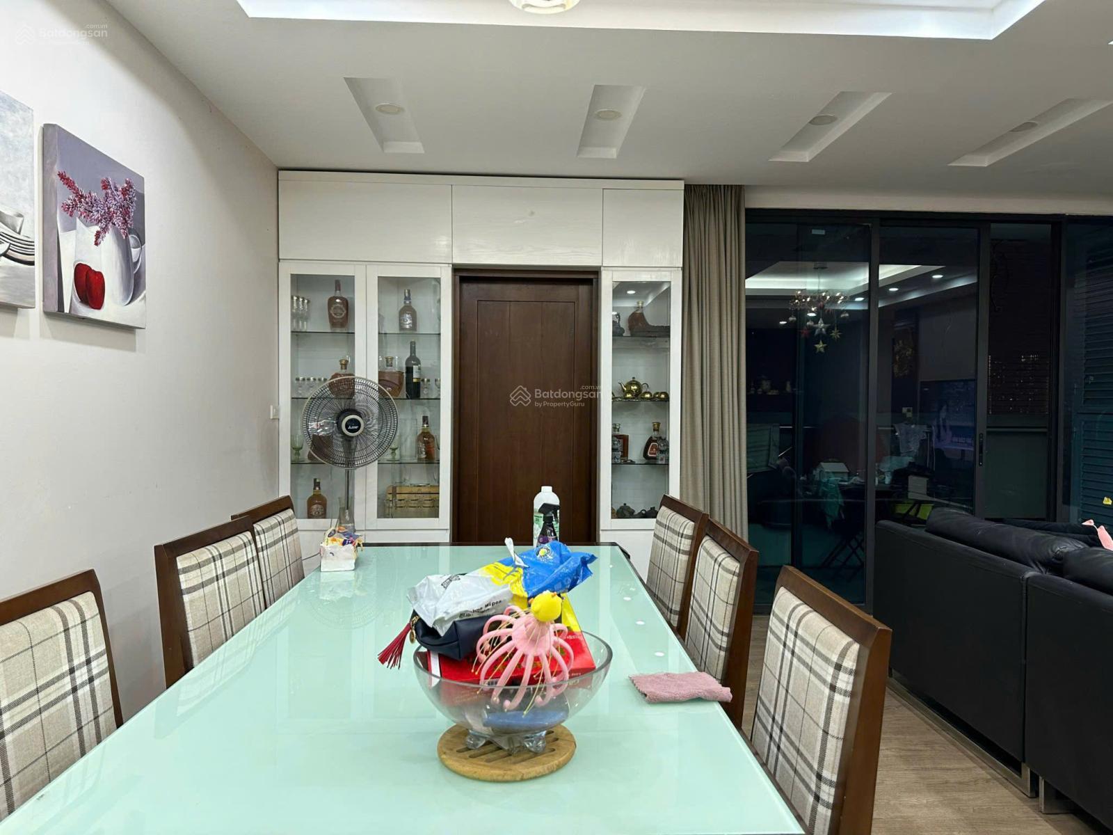 Gia đình bán căn góc 3 ngủ view hồ công viên 128m2, nhà đẹp, đủ đồ, sổ đỏ. Giá 9,9 tỷ Times Tower