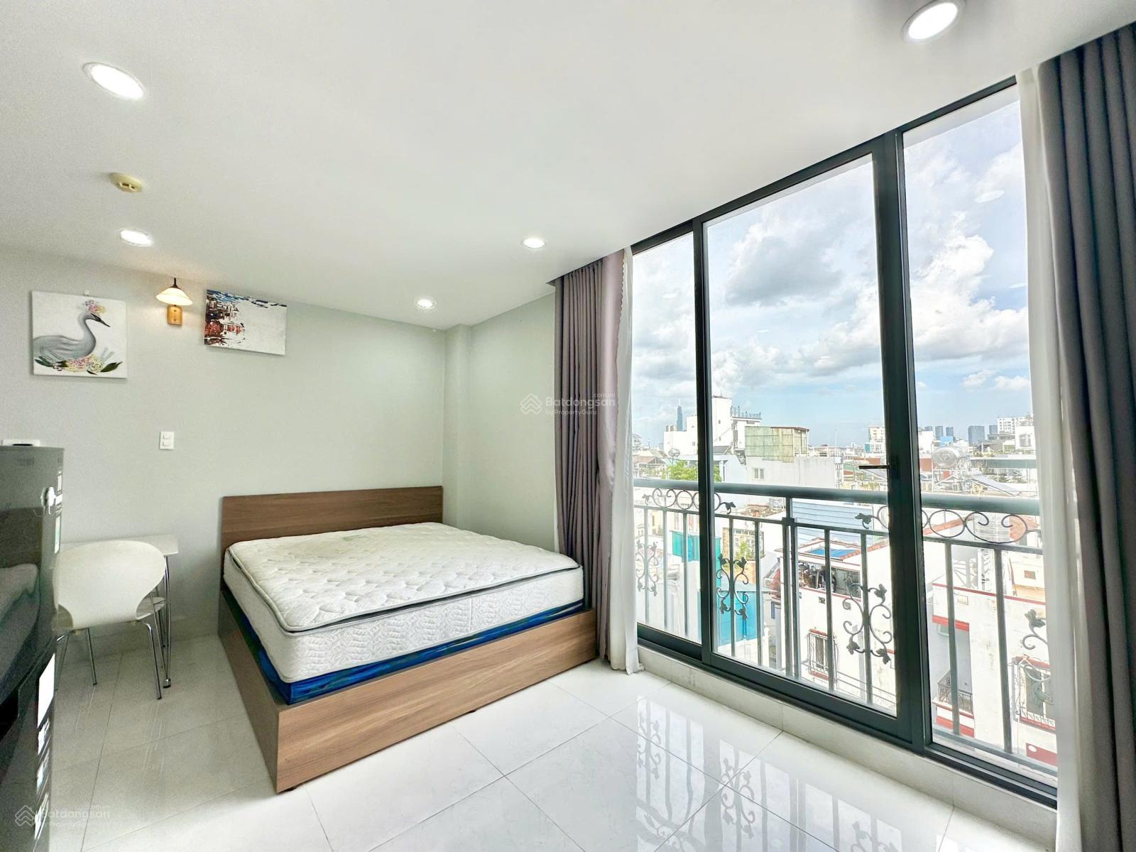 Cho thuê căn hộ chung cư studio ban công view TP, rộng 40m2, full nội thất, thang máy - hầm xe