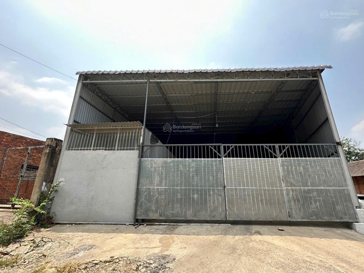 Cho kho xưởng 700m2. Trạm 250kwa. Đường công. Giá 25tr/tháng.