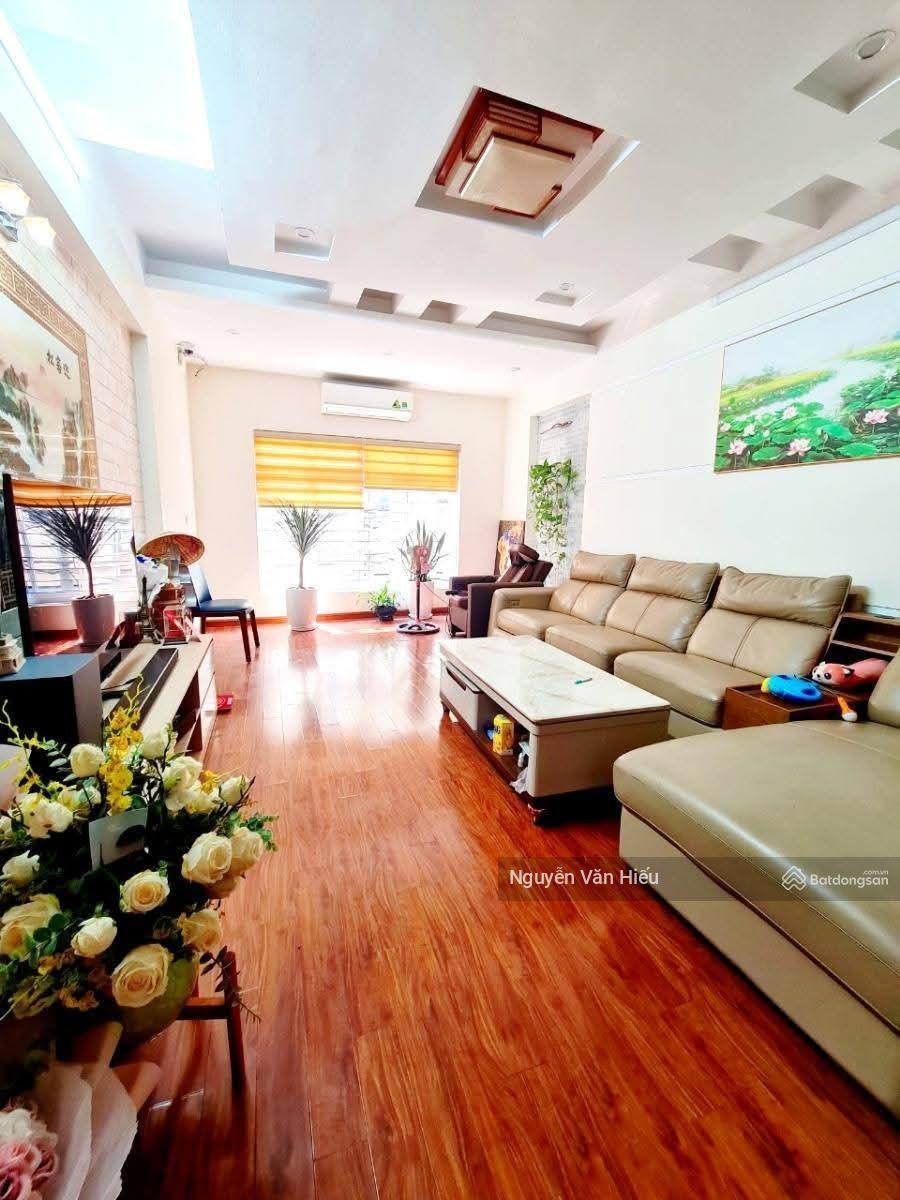 Bán nhà mặt phố Nguyễn Khang 135m2 - 4 tầng - mặt tiền 4.5m - giá chỉ 35 tỷ