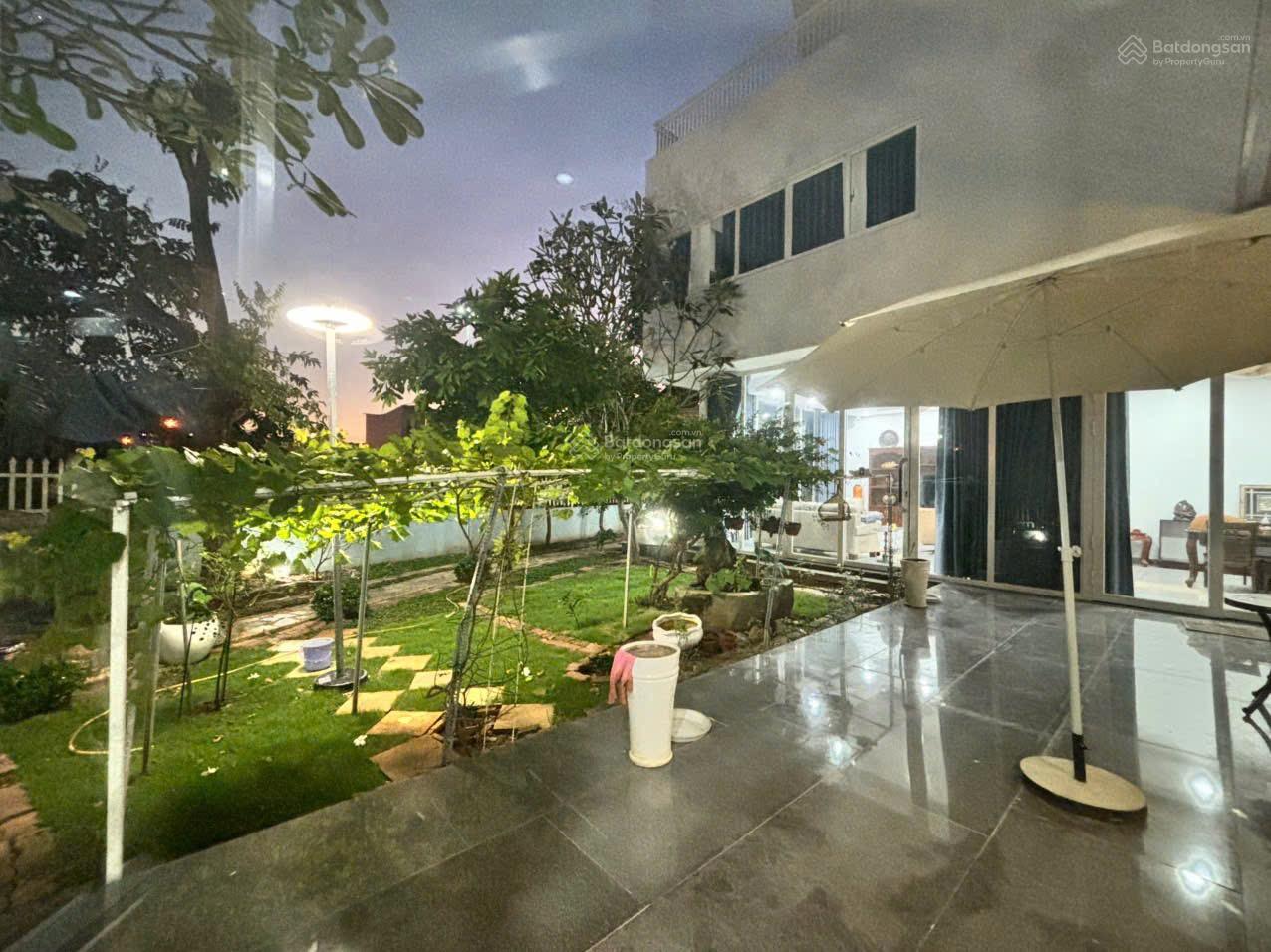 Bán biệt thự vườn gần 600m2 cực đẹp. Chỉ việc dọn vào ở