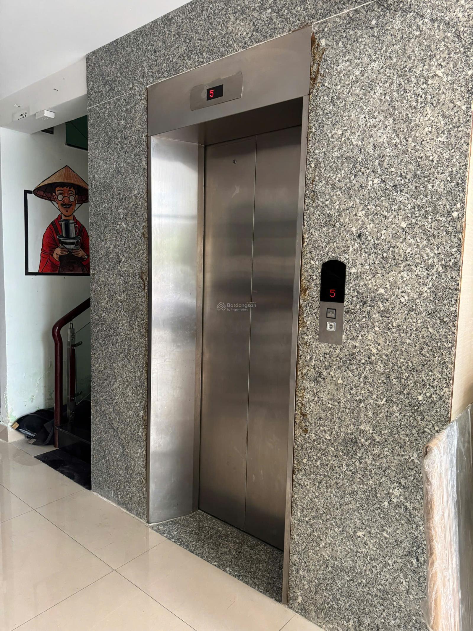 Bán nhà phố tại Phú Mỹ Hưng, Quận 7. Trệt, lửng, 3 lầu, 111m2, thang máy, nhà đẹp giá có 28.5 tỷ