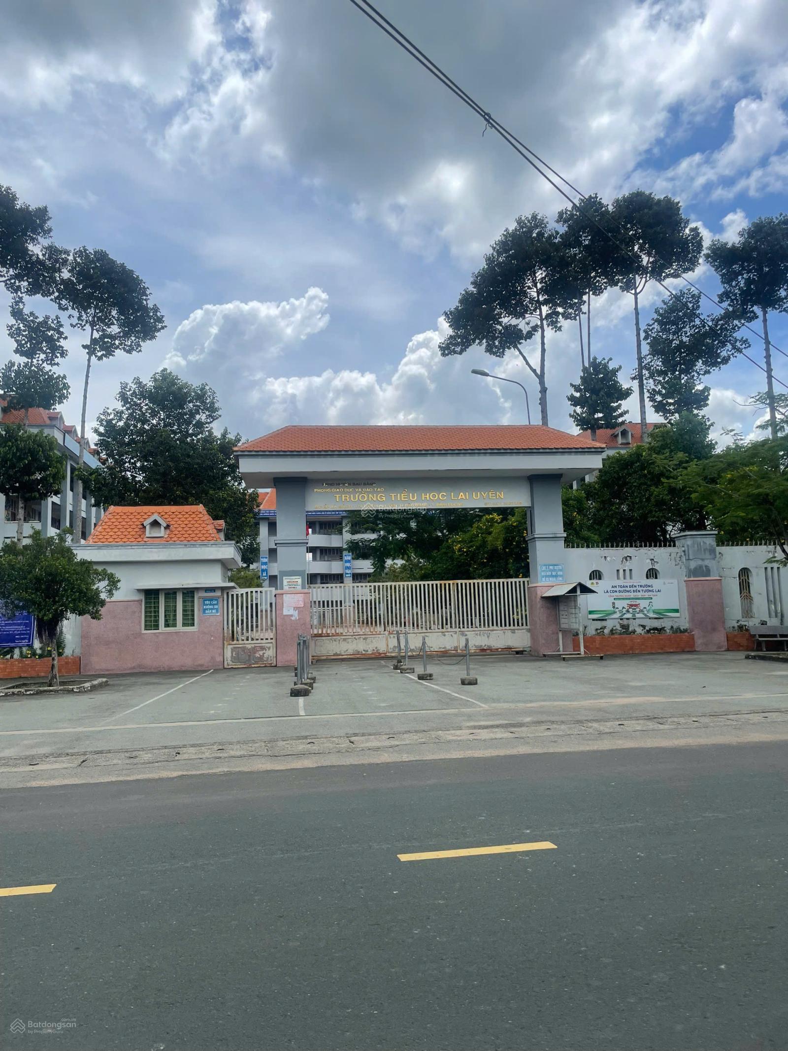 Ngộp bán nhanh 270m2 (5x54m) thổ cư 50m2 liền kề KCN, trường, chợ, sổ sẵn công chứng ngay