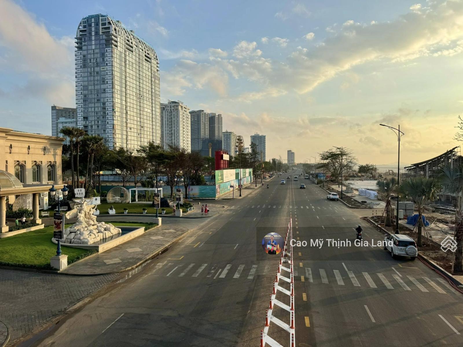 Bán căn góc 2 mặt tiền, cách biển Thùy Vân chỉ 100m, thích hợp xây khách sạn, sản phẩm hiếm, 65 tỷ