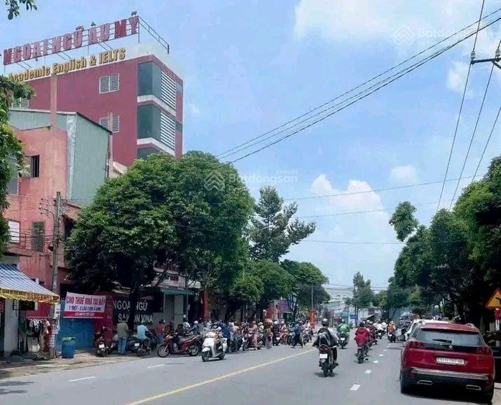 Bán tòa nhà 4 tầng DT đất 404m2 đang cho trung tâm Anh Ngữ thuê 50tr/tháng, trung tâm TP Dĩ An