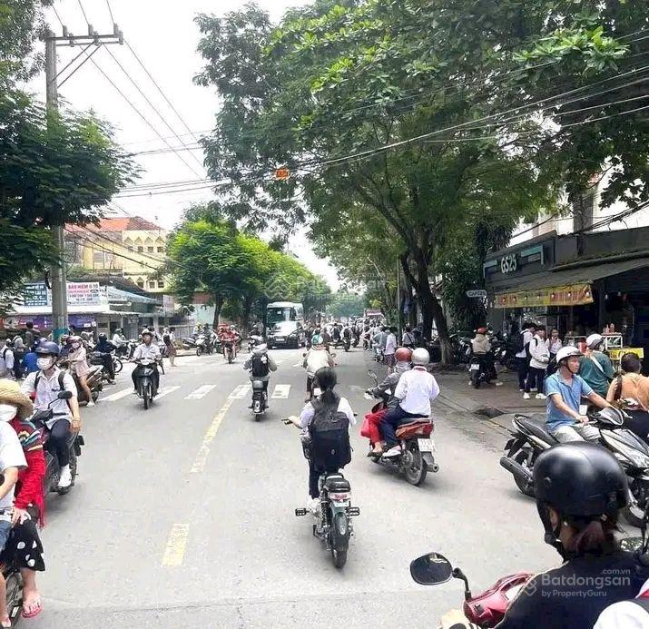 Bán tòa nhà 4 tầng DT đất 404m2 đang cho trung tâm Anh Ngữ thuê 50tr/tháng, trung tâm TP Dĩ An