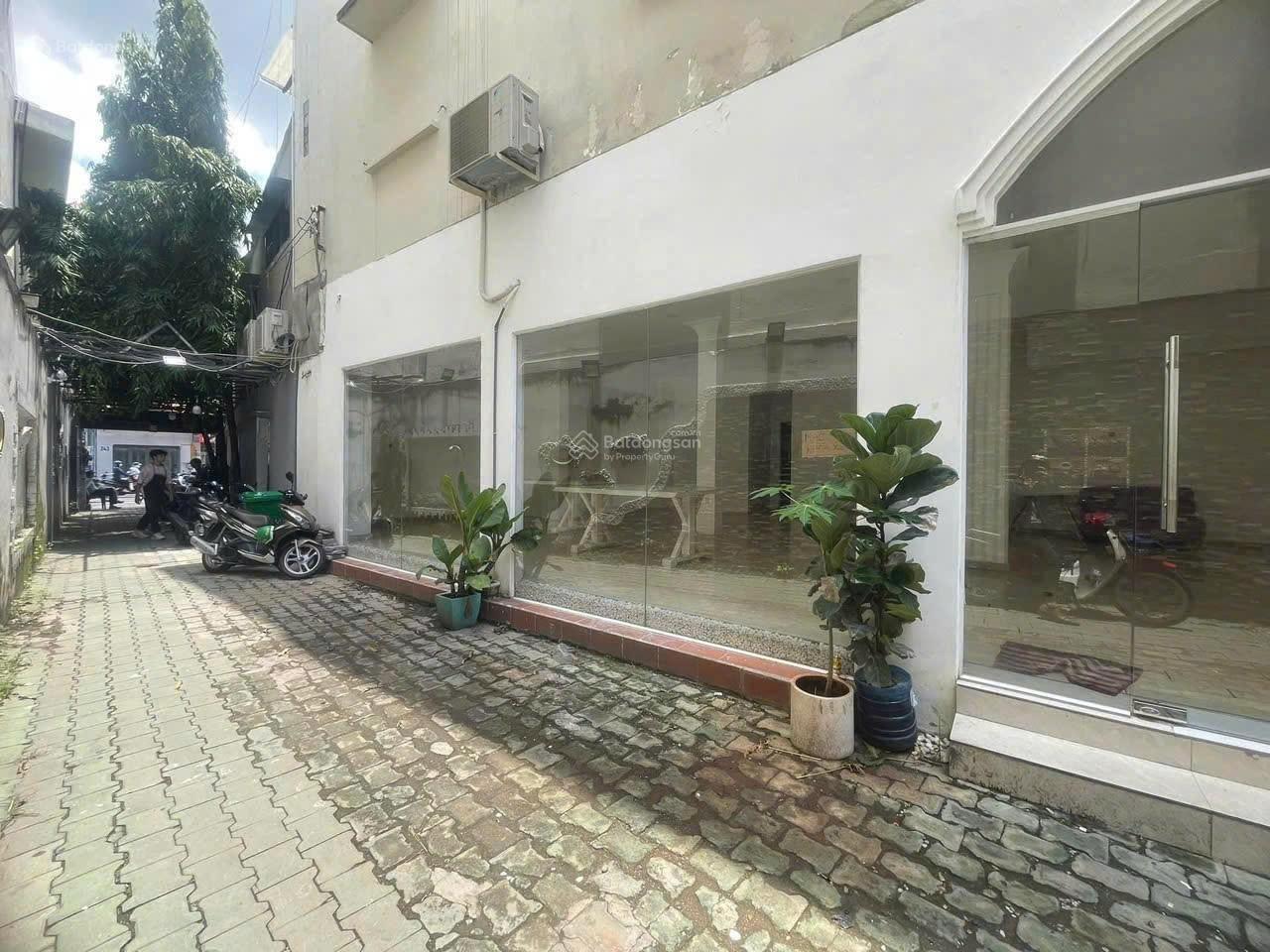 Cho thuê nhà MT Phan Đình Phùng, Quận Phú Nhuận DT 12x35m nở hậu 20m trệt 3 lầu ST giá 217tr