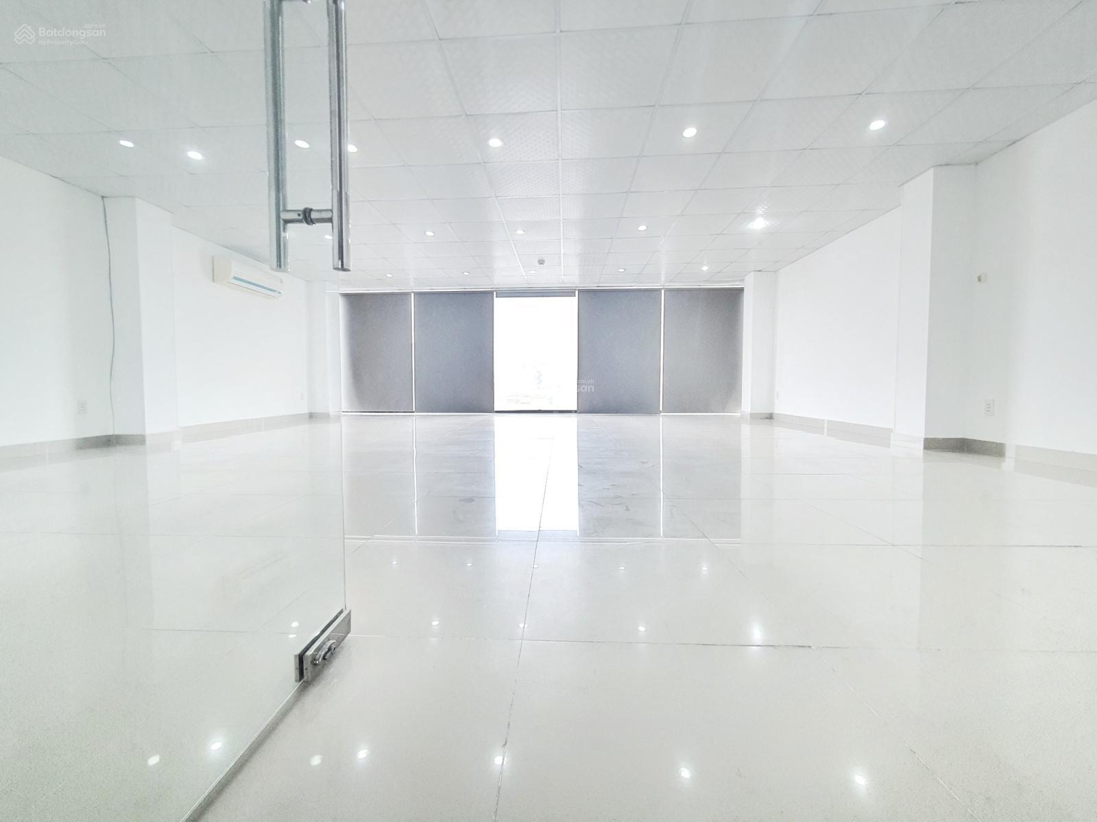 Cho thuê văn phòng Nam Kỳ Khởi Nghĩa, Quận 3 giá 80tr/200m2 sẵn nội thất - Huyết mạch ra sân bay