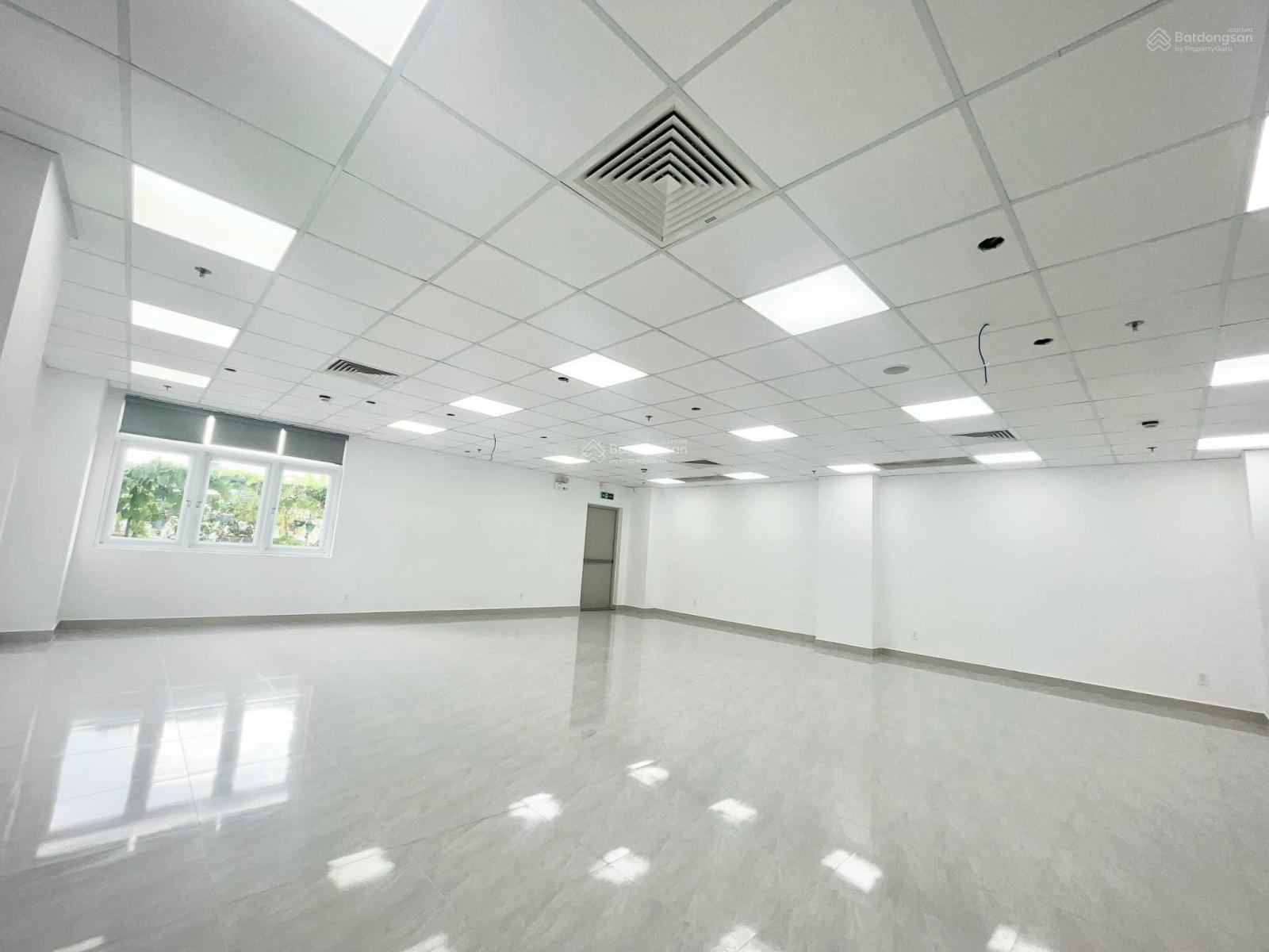 Cho thuê văn phòng Nam Kỳ Khởi Nghĩa, Quận 3 giá 80tr/200m2 sẵn nội thất - Huyết mạch ra sân bay