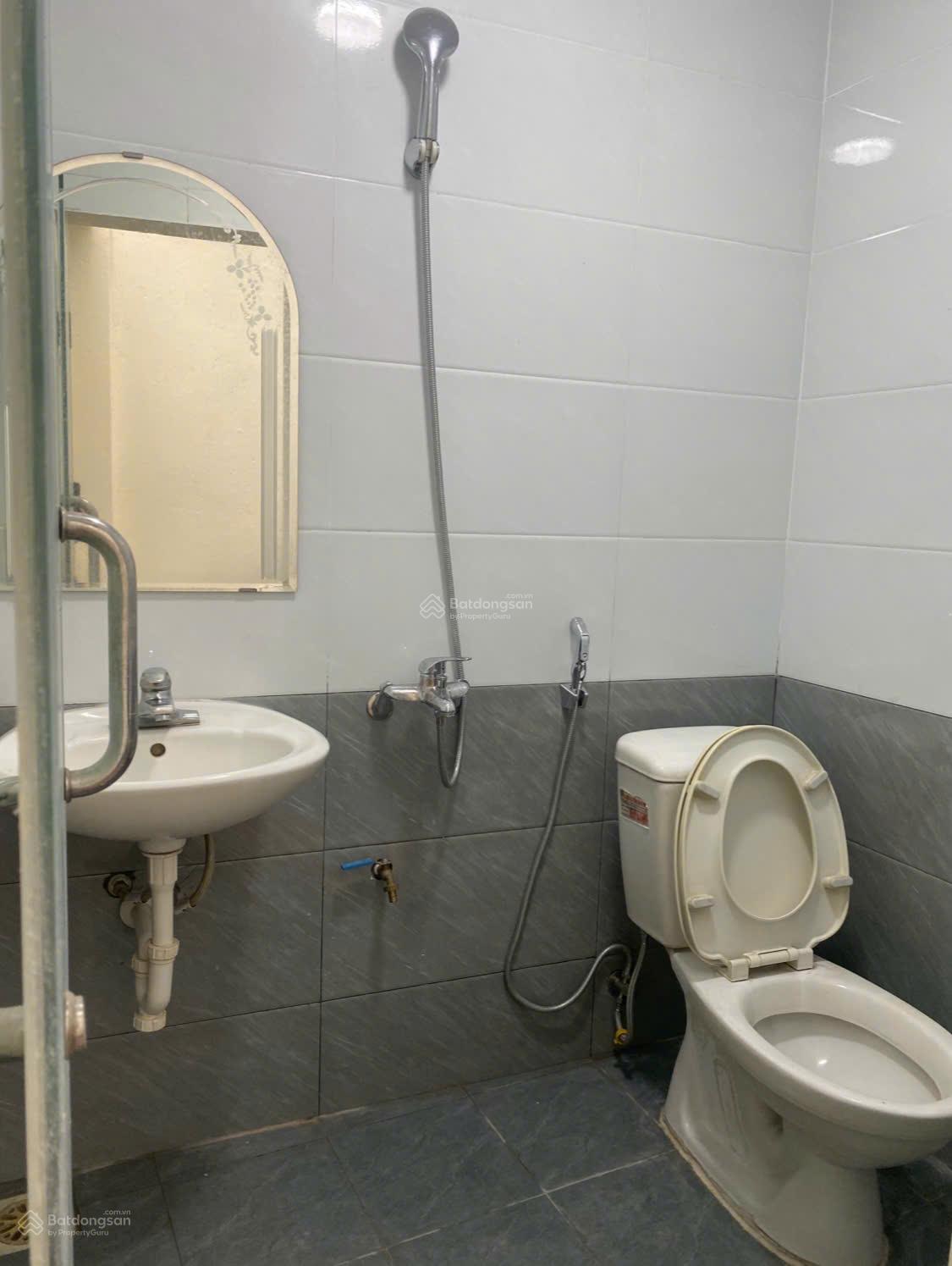 Cho thuê nhà riêng 2 tầng ở Phố Quang Trung sử dụng 80m2, full nội thất, vệ sinh khép kín, 2 thoáng