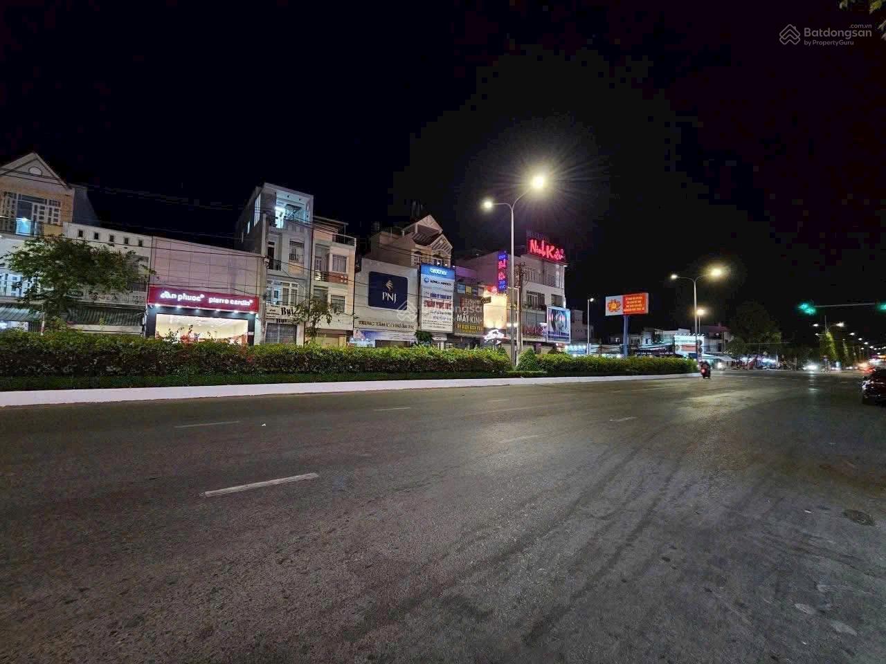 Bán nhà mặt tiền Nguyễn Văn Cừ, gần chợ Trần Việt Châu, trường học, bệnh viện phụ sản