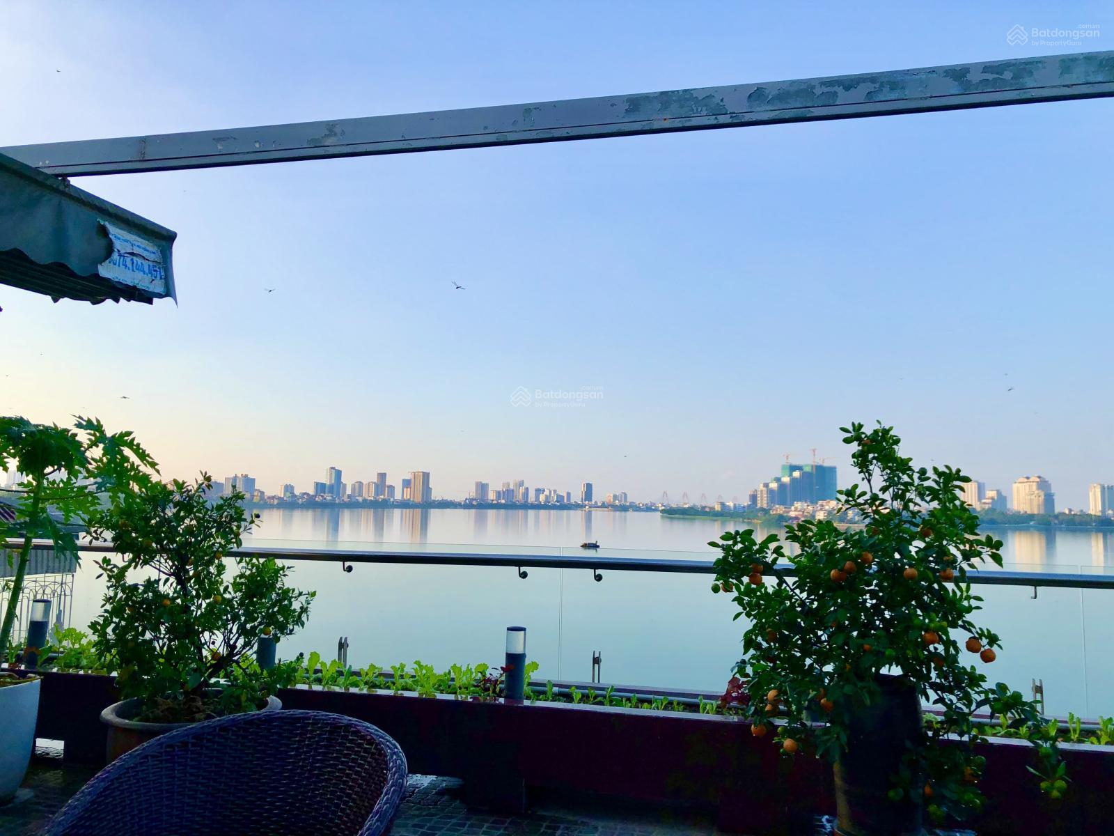 Cần bán nhà mặt phố Lạc Long Quân, Quận Tây Hồ. DT Sổ 210m2 x MT 11m, Vị trí đoạn đẹp sầm uất