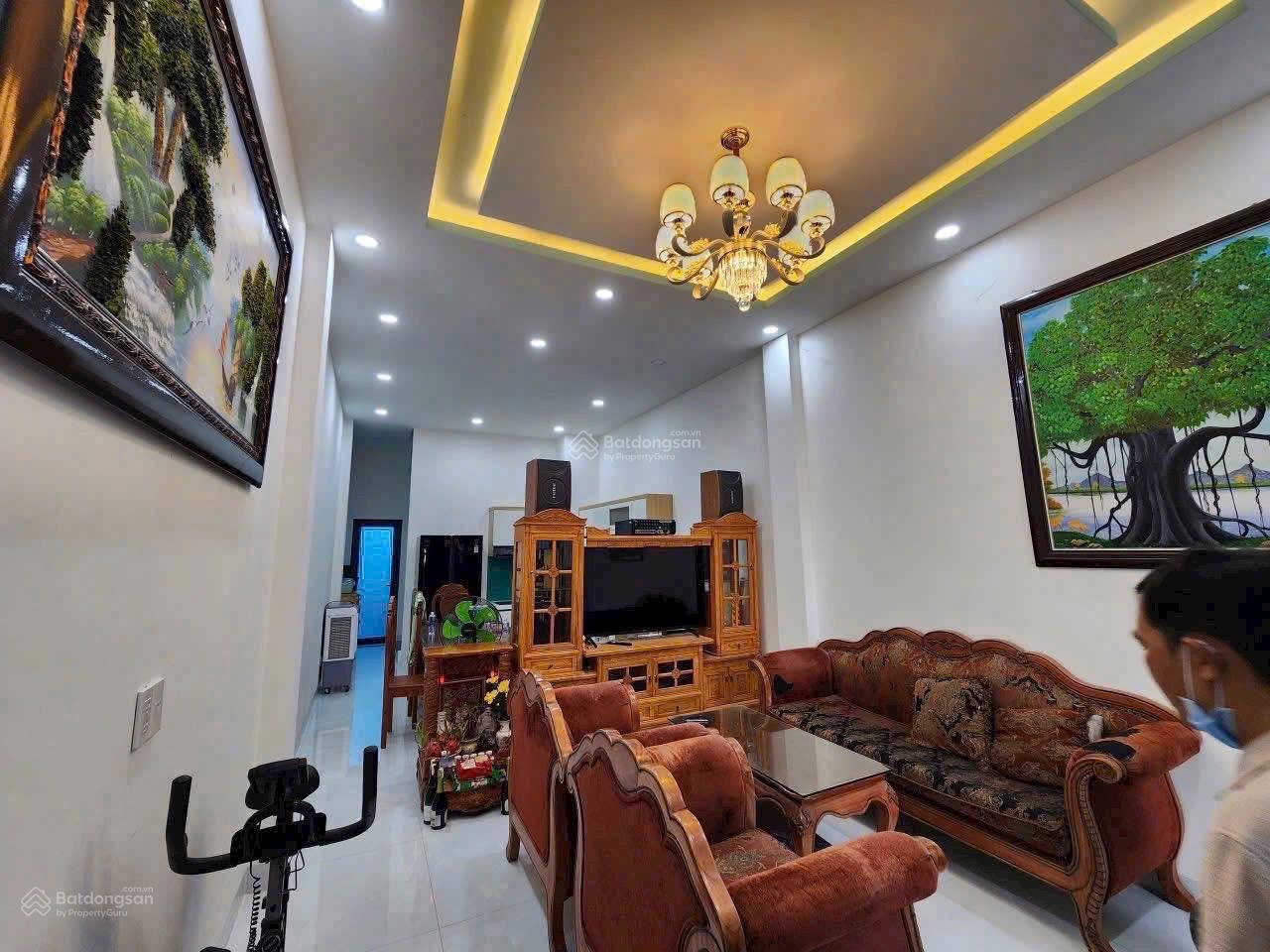 0903 115 *** bán nhà MT 1 sẹc cạnh Vinhomes Q9 chỉ 5,55tỷ tiện ở và KD, SHR