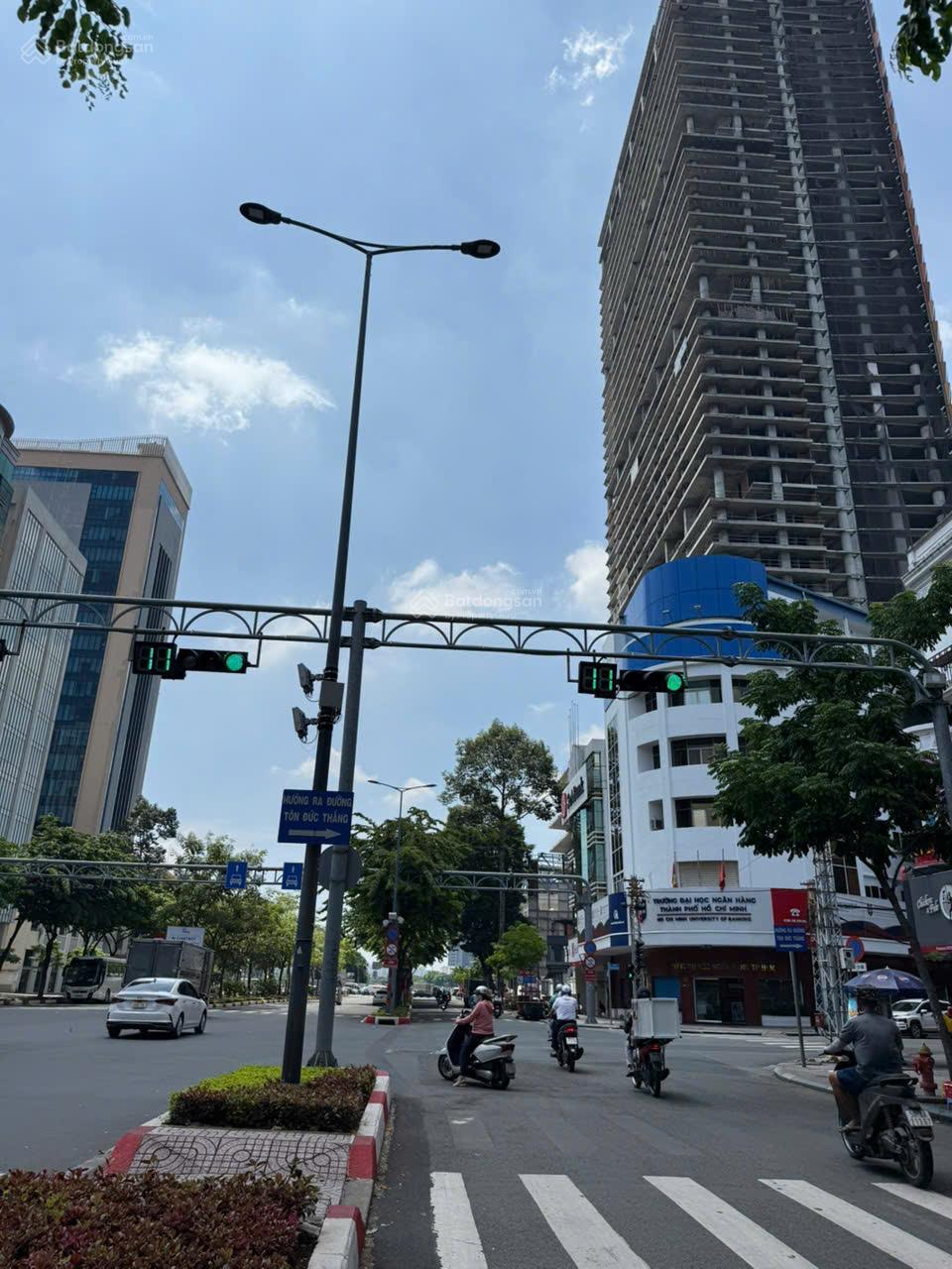 Bán nhà mặt tiền đường Lê Công Kiều-Hàm Nghi. PNTB. Q1. Ngang lớn 9m x6m. Giá 27 tỷ TL. Hđt 50tr
