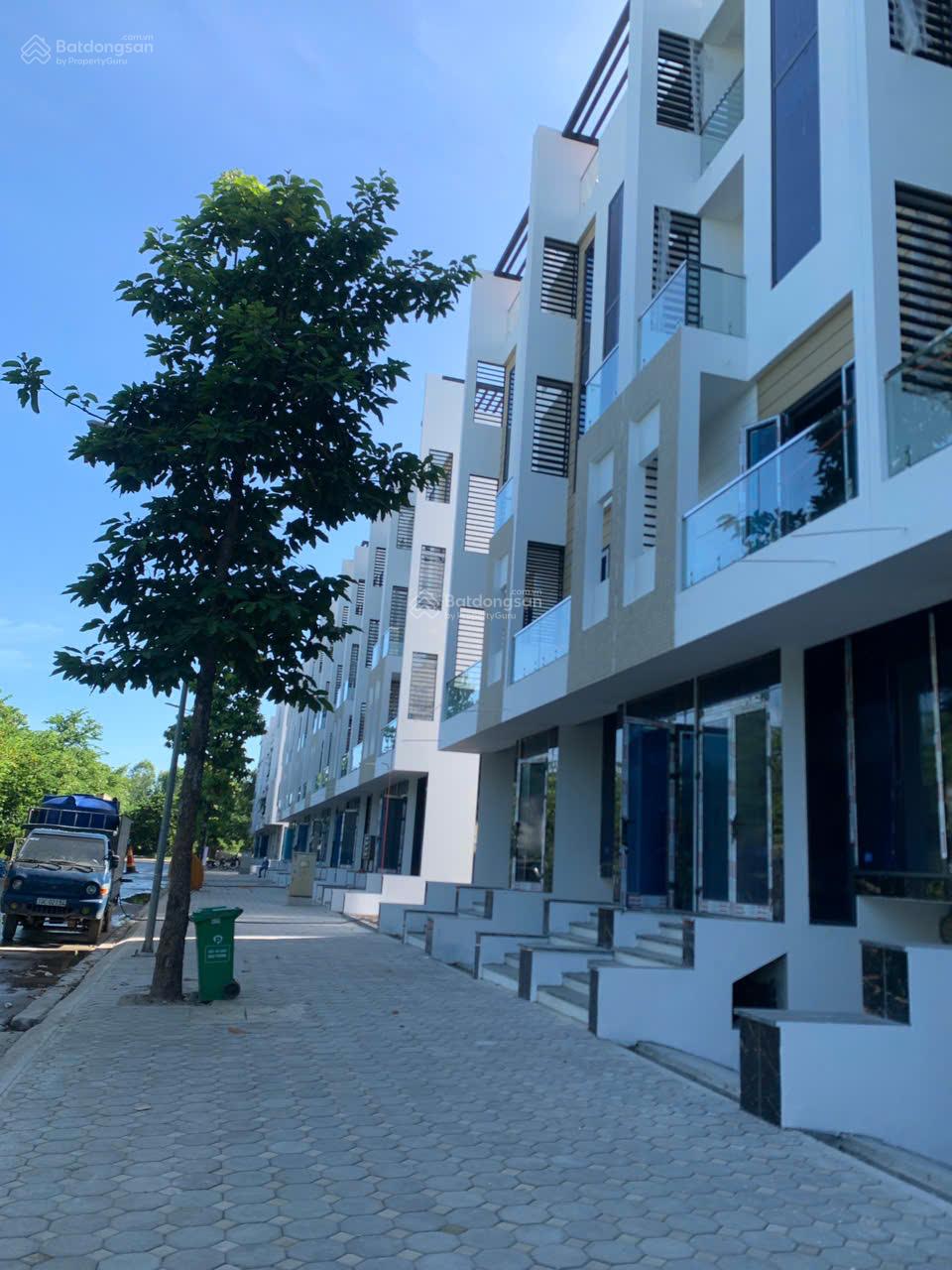 Bán nhà liền kề, đường 25m không giải phân cách, đối diện 24 tòa chung cư, vị trí KD đỗ 20 ô tô