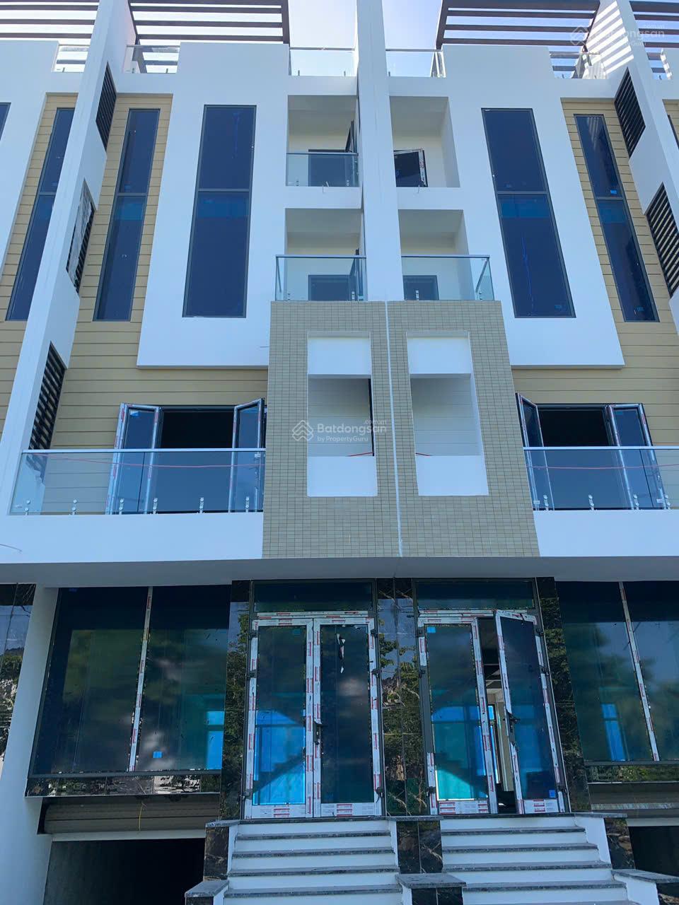 Bán nhà liền kề, đường 25m không giải phân cách, đối diện 24 tòa chung cư, vị trí KD đỗ 20 ô tô