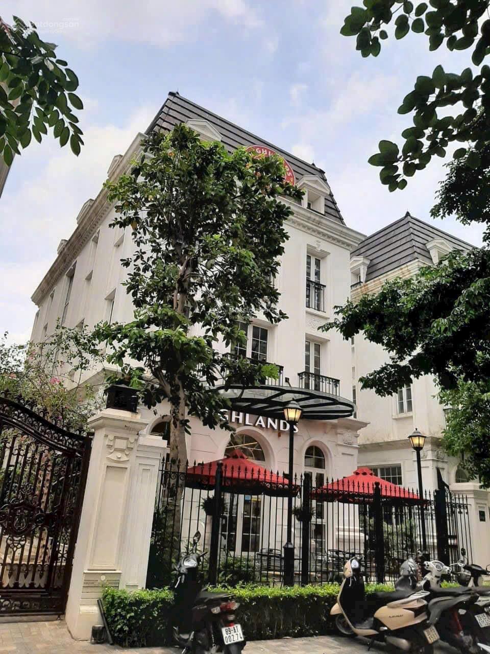 Bán gấp biệt thự đơn lập Embassy Garden. MT 11,5m. Giá nhỉnh 300tr/m2 Bán gấp biệt thự đơn lập Embassy Garden. MT 11,5m. Giá nhỉnh 300tr/m2