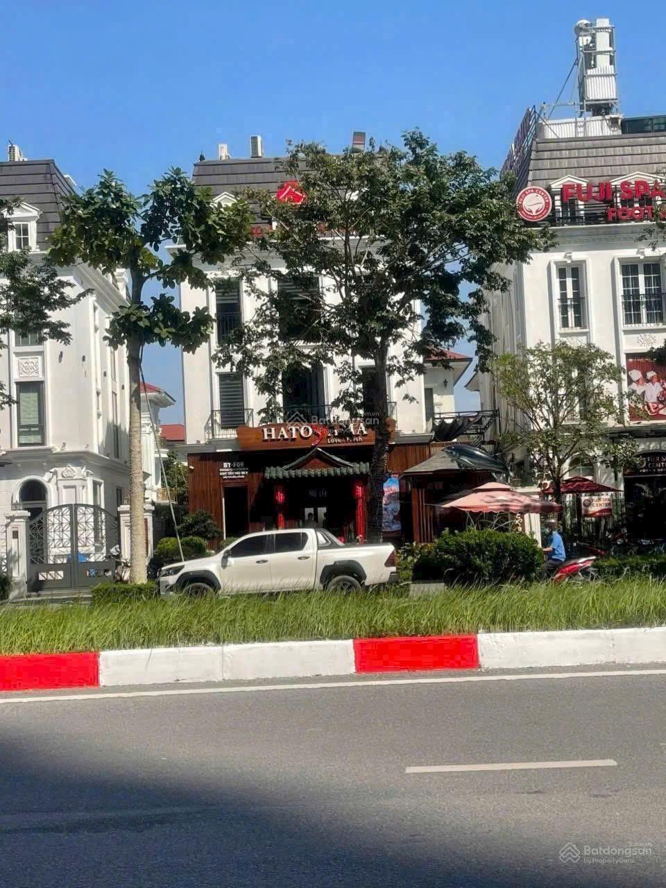 Bán gấp biệt thự đơn lập Embassy Garden. MT 11,5m. Giá nhỉnh 300tr/m2 Bán gấp biệt thự đơn lập Embassy Garden. MT 11,5m. Giá nhỉnh 300tr/m2