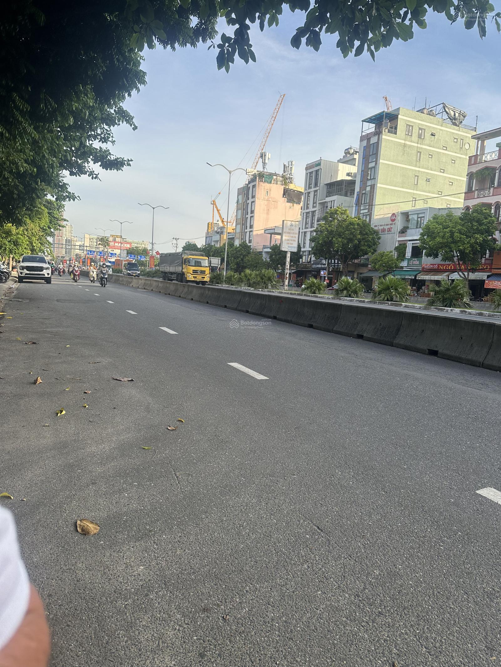 Cần bán nhà 3 tầng mặt tiền Ngô Quyền gần đường Võ Văn Kiệt - cầu Rồng đang kinh doanh tốt