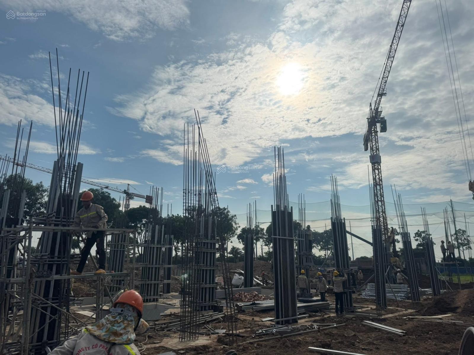 Bán nhà liền kề 4 tầng, sát trục đường trục chính, giá chỉ 14 tỷ cả đất và nhà