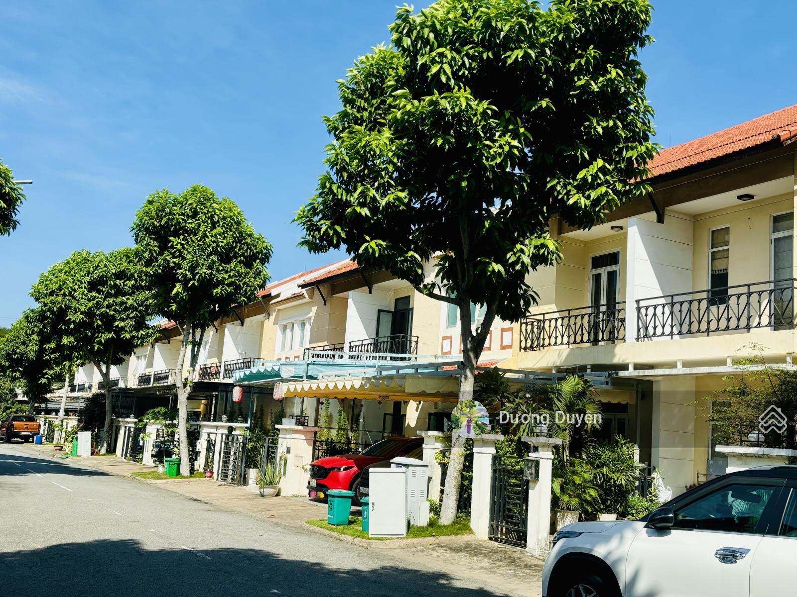 Cho thuê căn biệt thự vườn, nội thất hiện đại tại làng chuyên gia The Oasis, Thuận An, Bình Dương