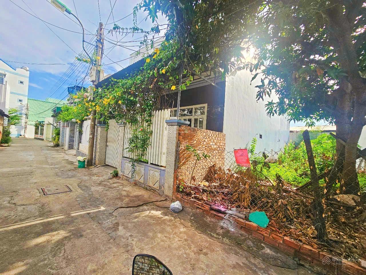 Hẻm ô tô quay đầu Phú Đức, cách biển Hòn Chồng: Hơn 800m * Sau QH 2 mặt tiền trước sau 4,6 tỷ