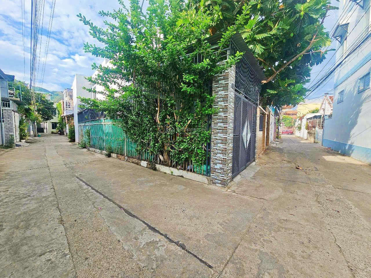 Hẻm ô tô quay đầu Phú Đức, cách biển Hòn Chồng: Hơn 800m * Sau QH 2 mặt tiền trước sau 4,6 tỷ