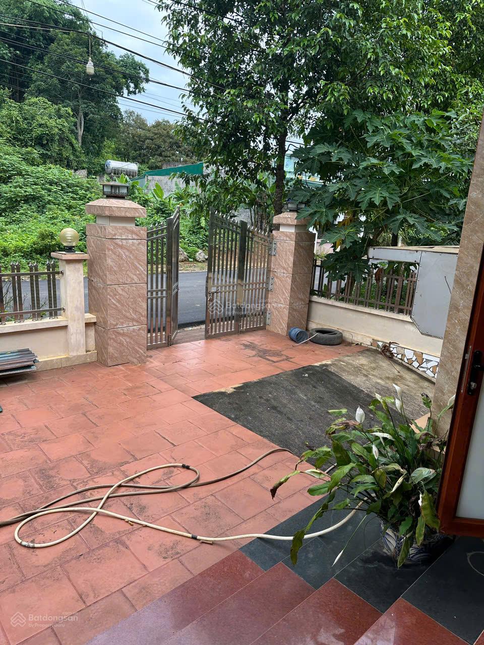Cần bán lô góc 270m2, mặt tiền 15m, có nhà mái thái, 3 sổ đỏ. Mỗi sổ 90m2