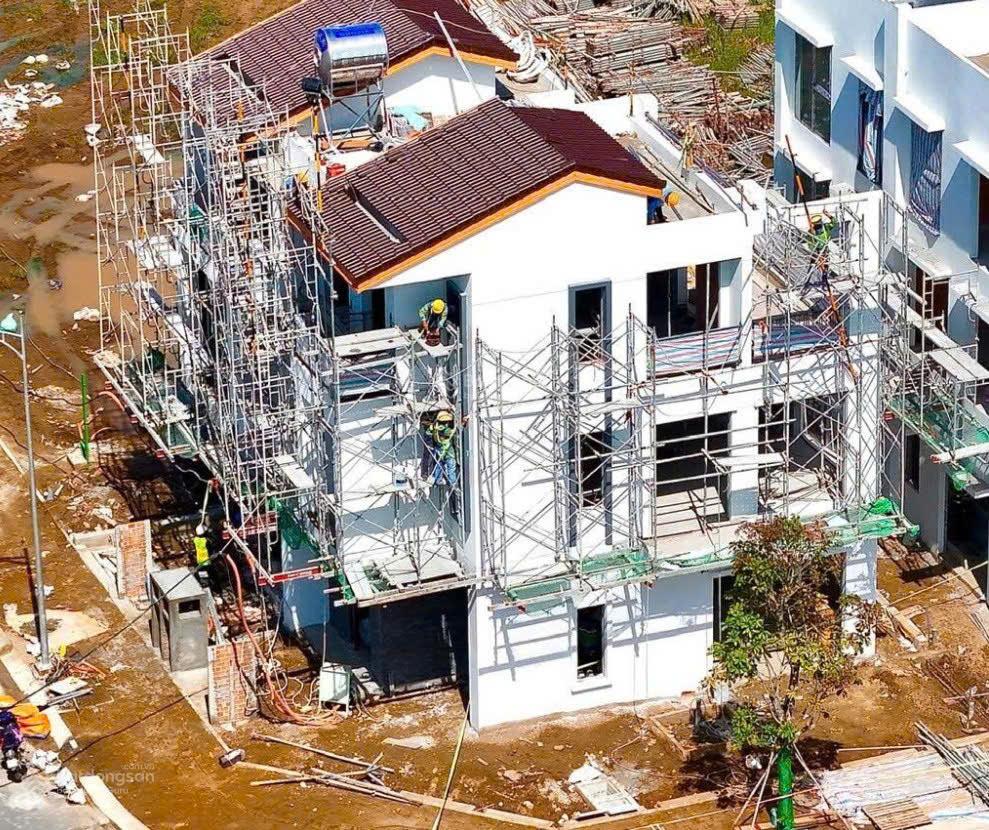 Căn góc 2 mặt tiền đường 12m đường trục chính. Kích thước 7x20m. Tường 20m ốp kính cho kinh doanh