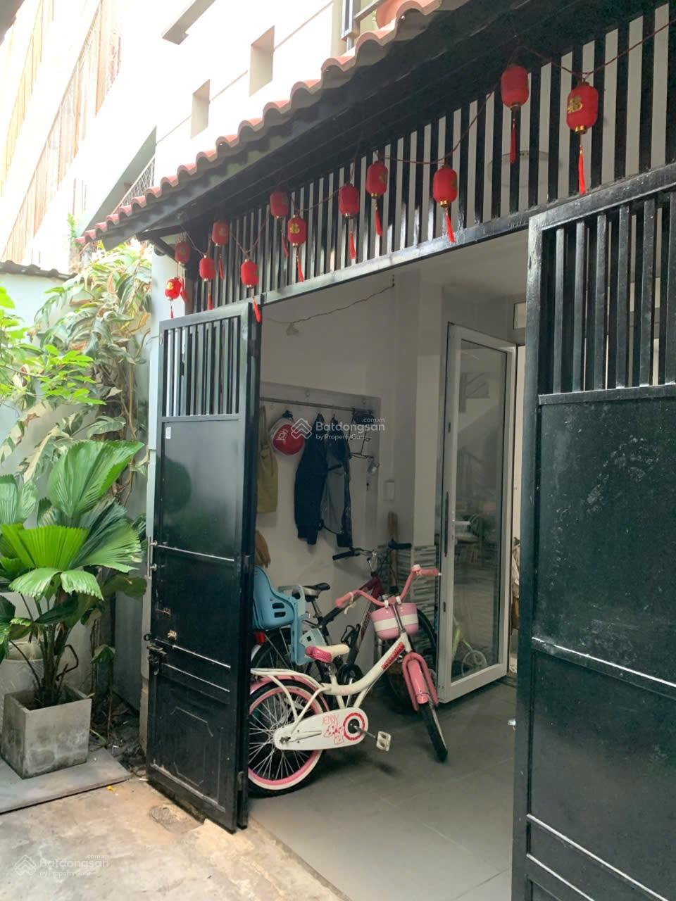 Bán nhà cách Nguyễn Cửu Đàm, Tân Phú 15m gần chợ nhà 2 tầng 4x15m NH 4.8m, 2PN ở liền giá 5.2 tỷ TL