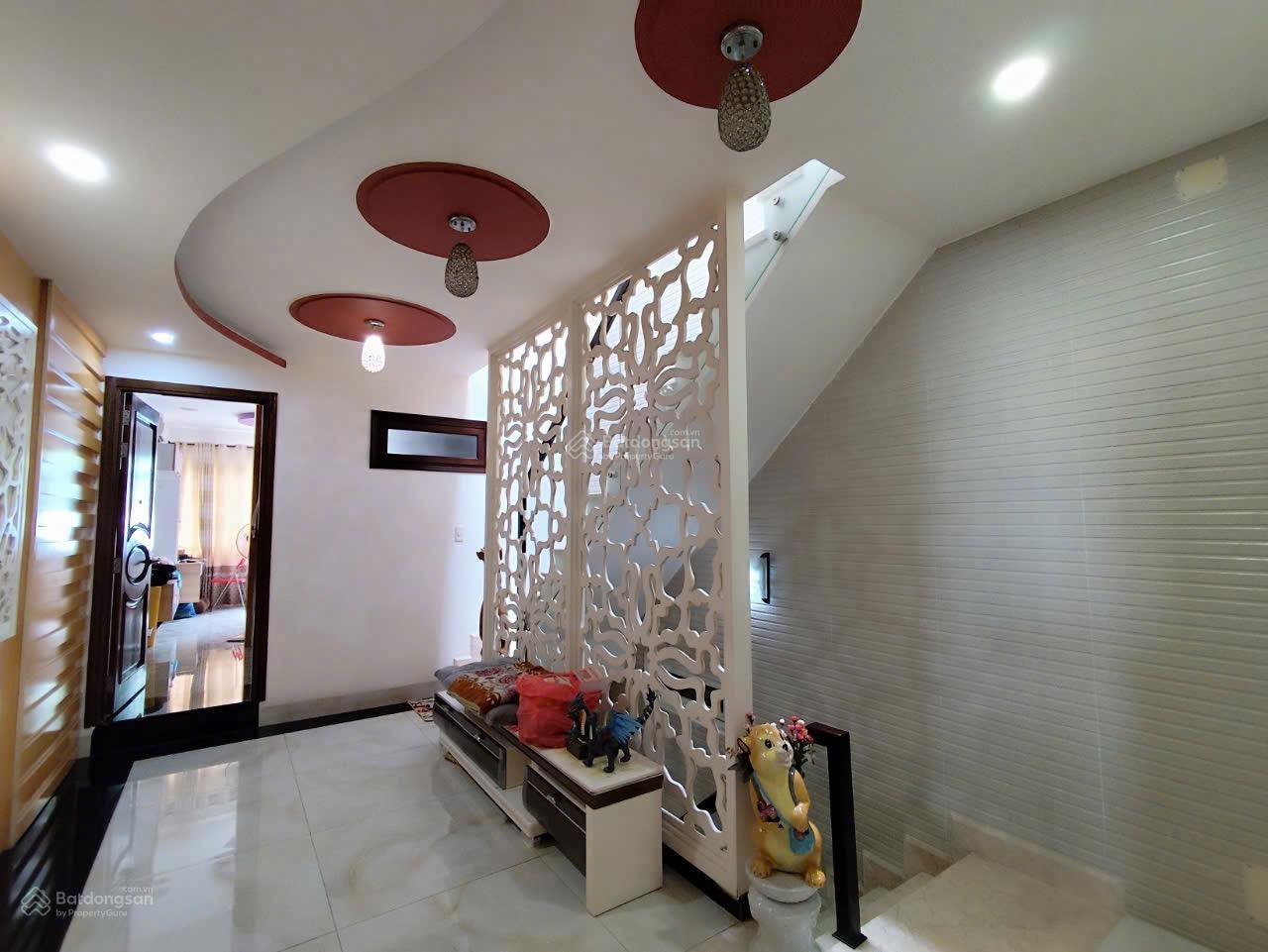 Bán nhà mặt tiền kinh doanh. Gần chợ, hạ giá bán gấp