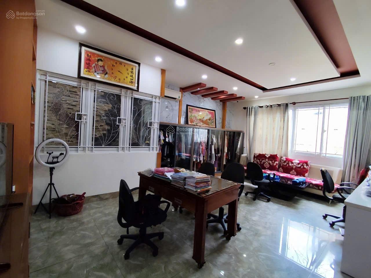 Bán nhà mặt tiền kinh doanh. Gần chợ, hạ giá bán gấp