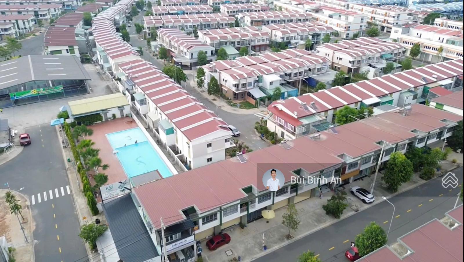 Bán căn liên kế vườn KĐT Oasis City, 70m2 full thổ cư, mặt sau view hồ bơi, sổ hồng sẵn, giá rẻ